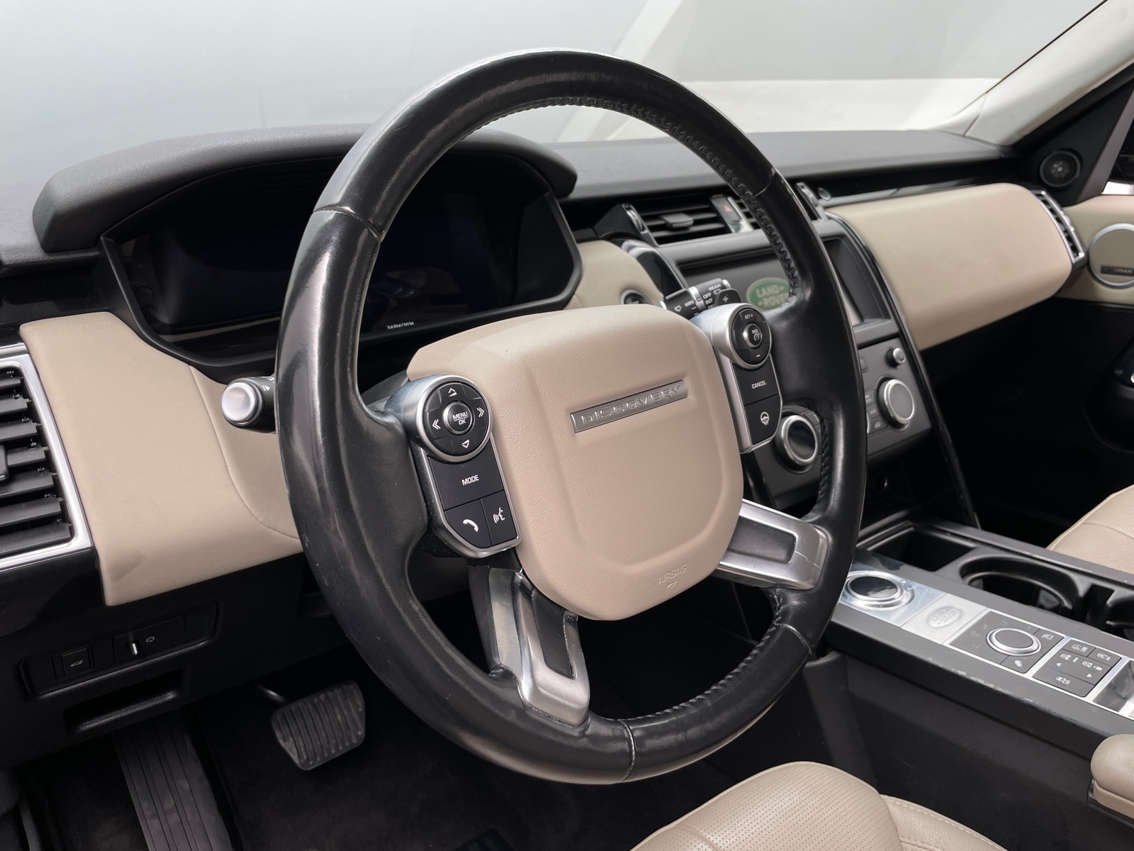 Thumbnail: 2018 Land Rover Discovery - 4