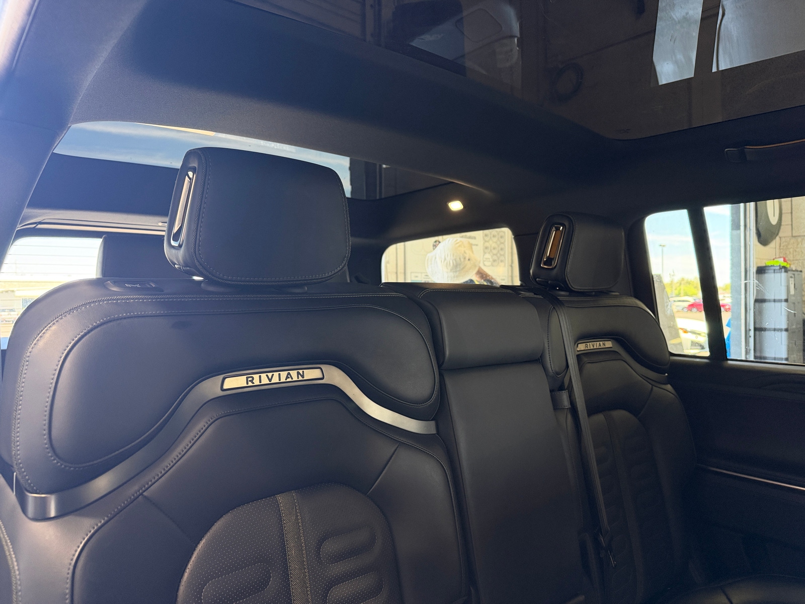 Thumbnail: 2025 Rivian R1S - 5