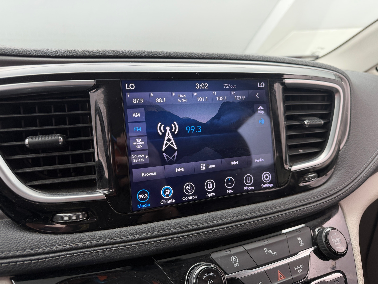 Thumbnail: 2019 Chrysler Pacifica - 3