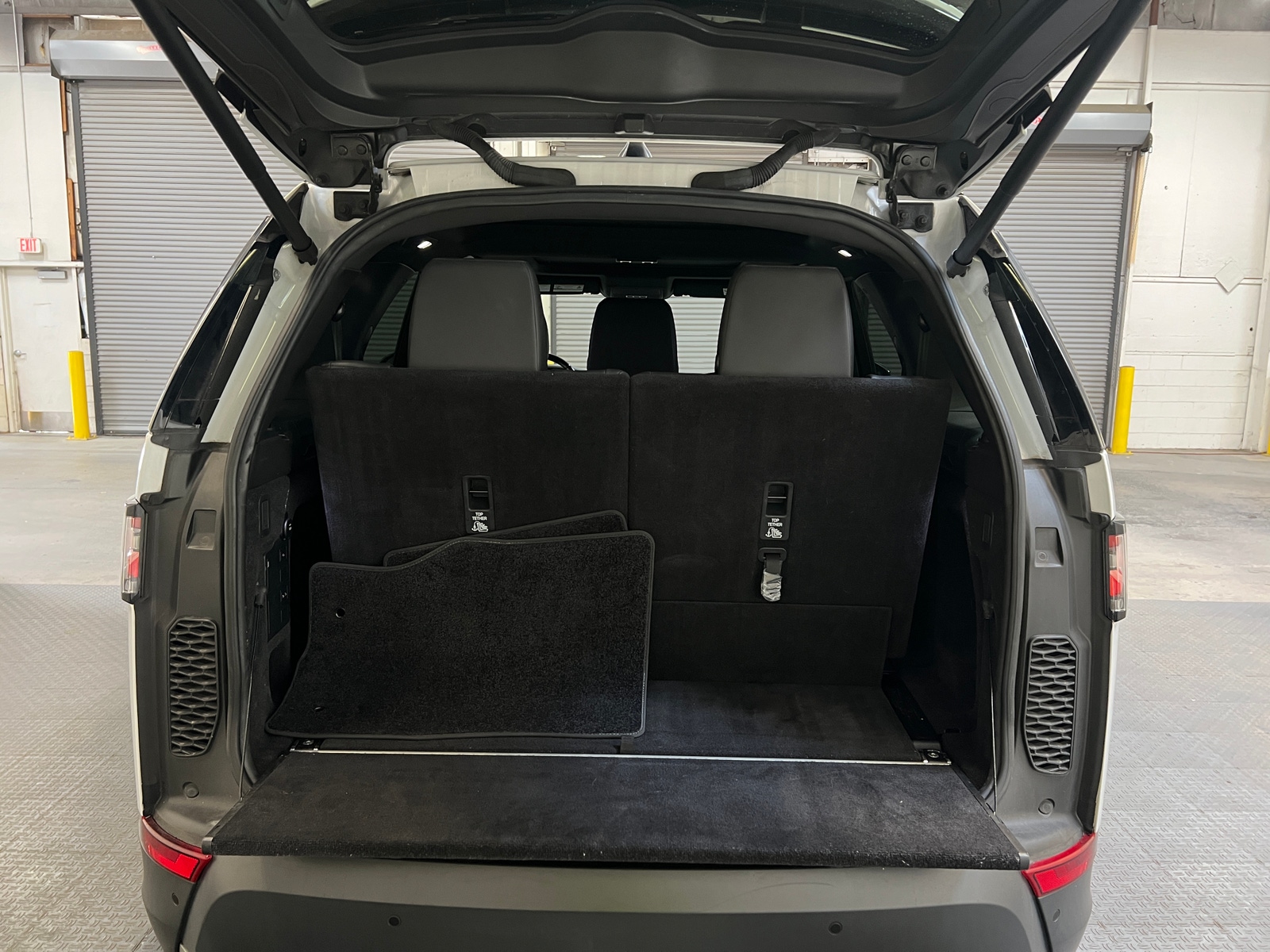 Thumbnail: 2017 Land Rover Discovery - 6