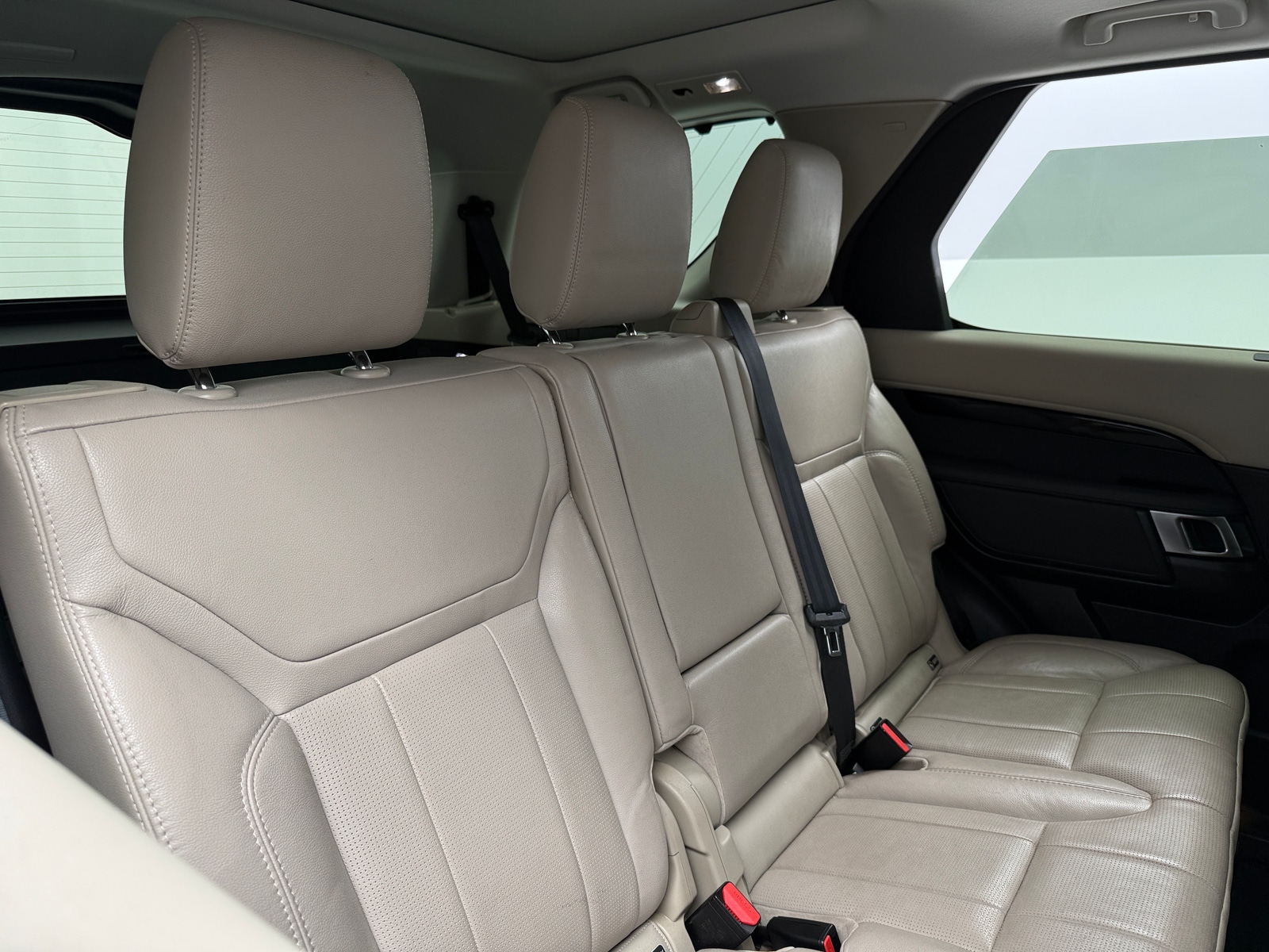 Thumbnail: 2018 Land Rover Discovery - 5