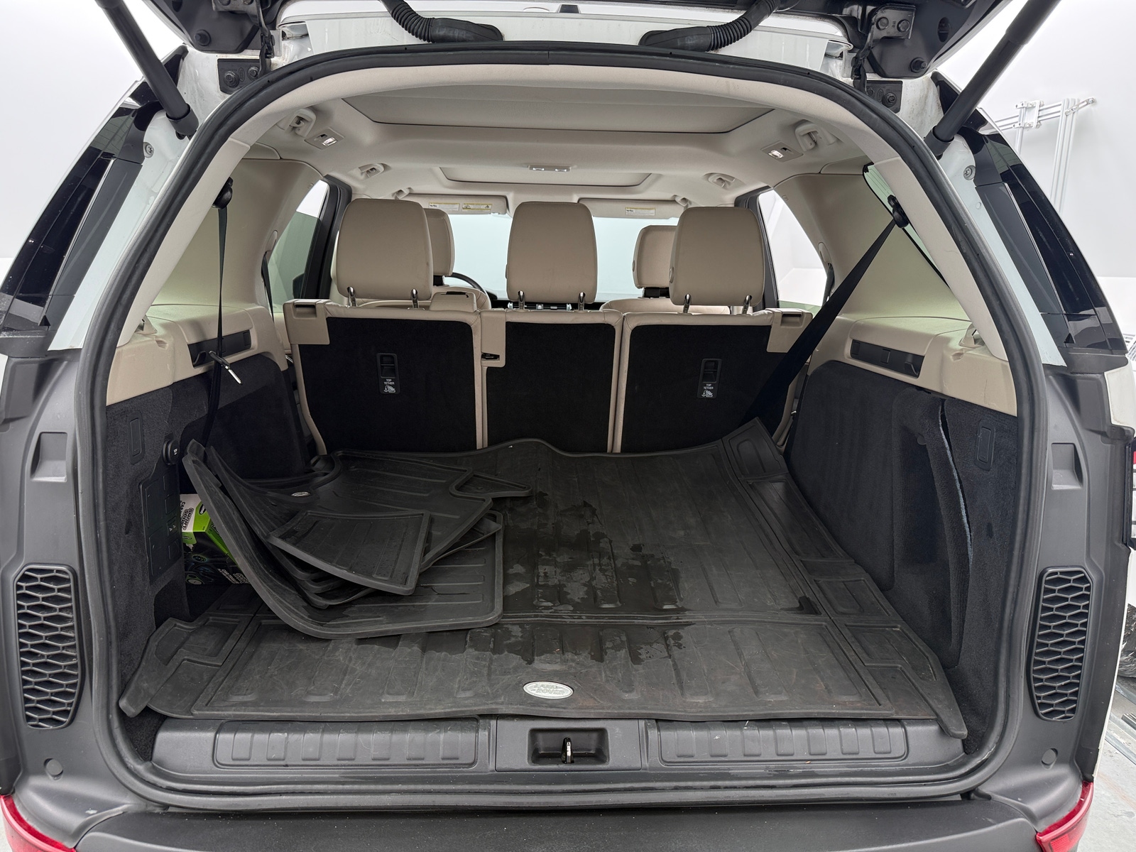 Thumbnail: 2018 Land Rover Discovery - 6
