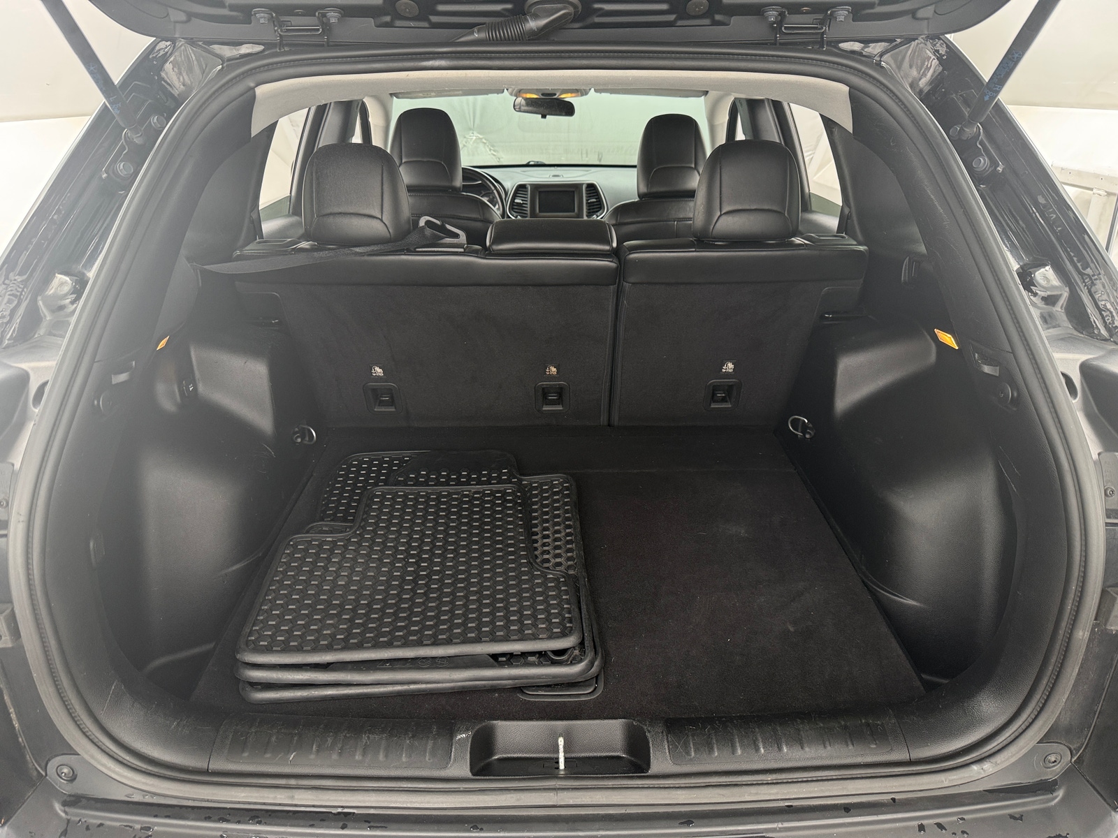 Thumbnail: 2019 Jeep Cherokee - 7