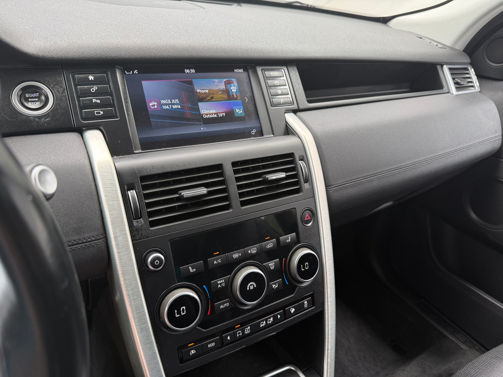 Thumbnail: 2017 Land Rover Discovery Sport - 3