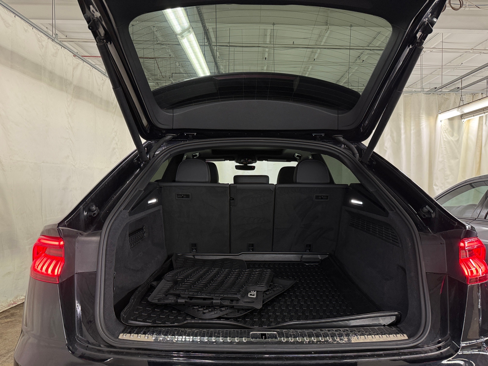 Thumbnail: 2021 Audi Q8 - 6
