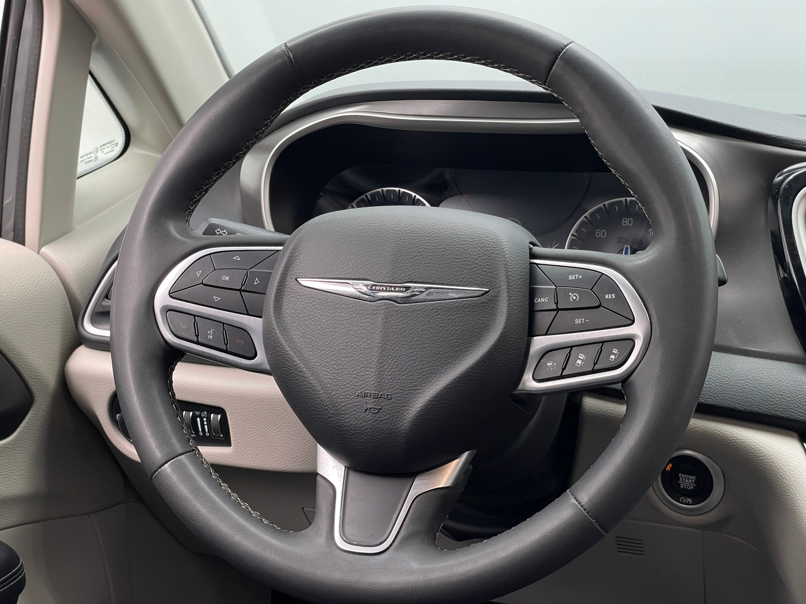 Thumbnail: 2023 Chrysler Pacifica - 4