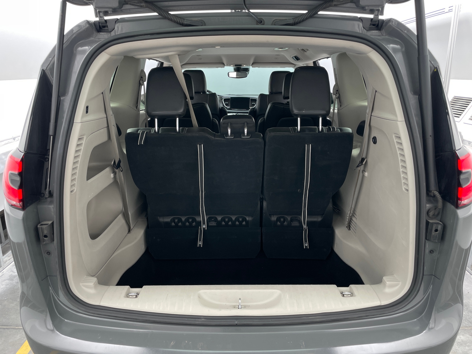 Thumbnail: 2023 Chrysler Pacifica - 6