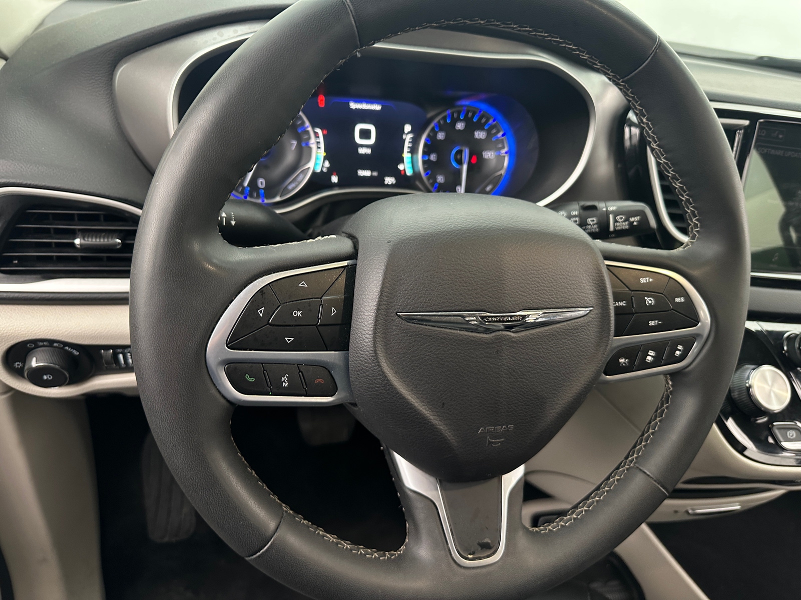 Thumbnail: 2023 Chrysler Pacifica - 4