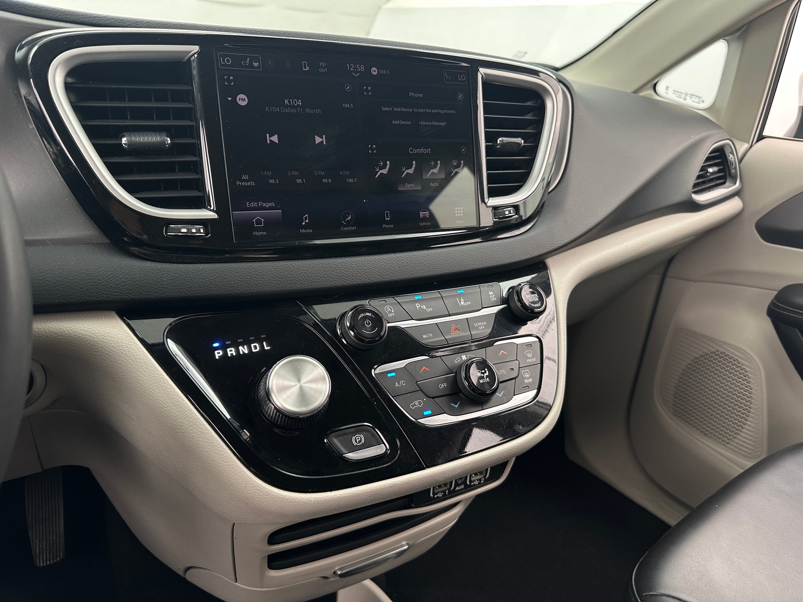 Thumbnail: 2023 Chrysler Pacifica - 3
