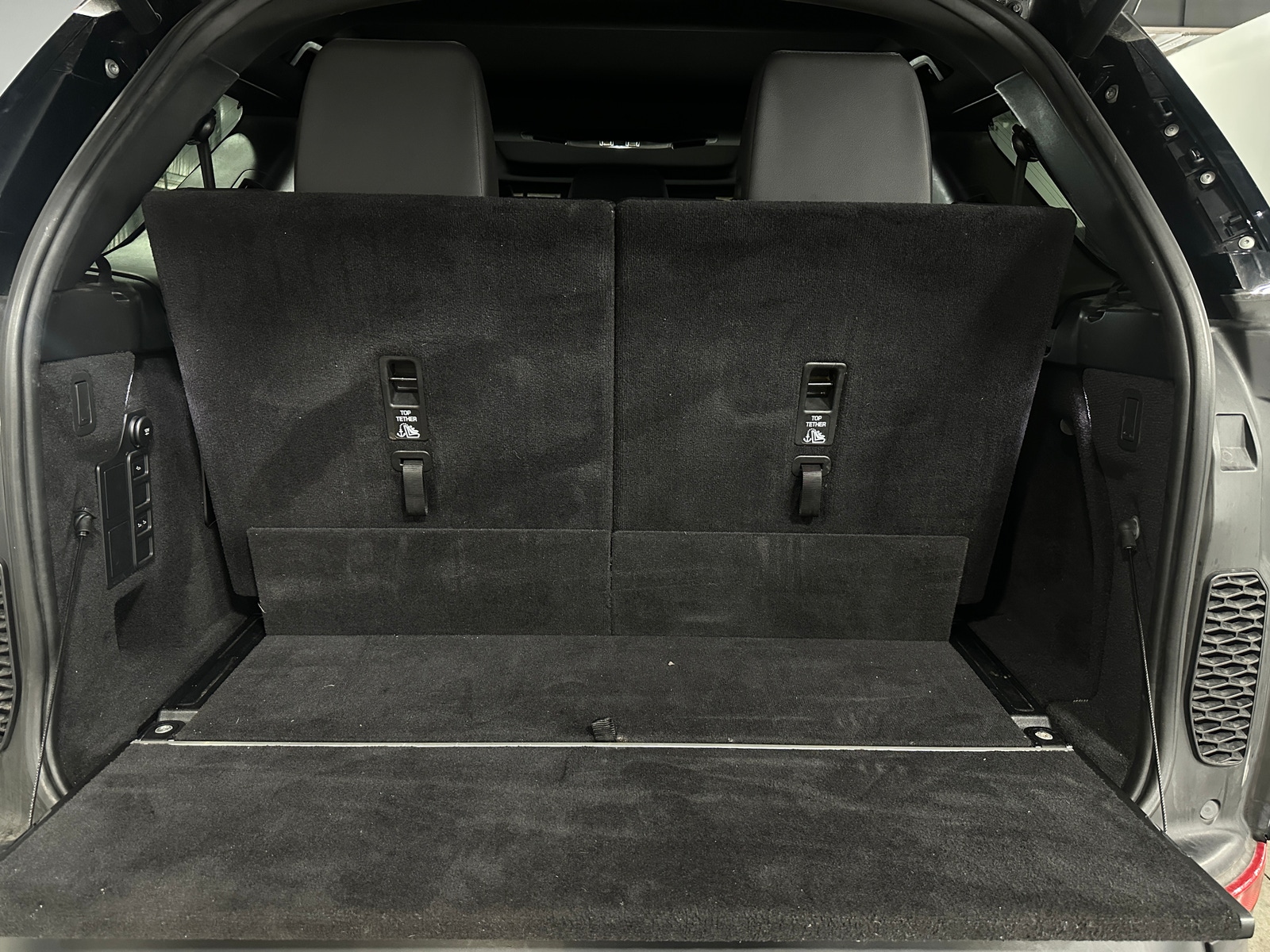 Thumbnail: 2019 Land Rover Discovery - 6