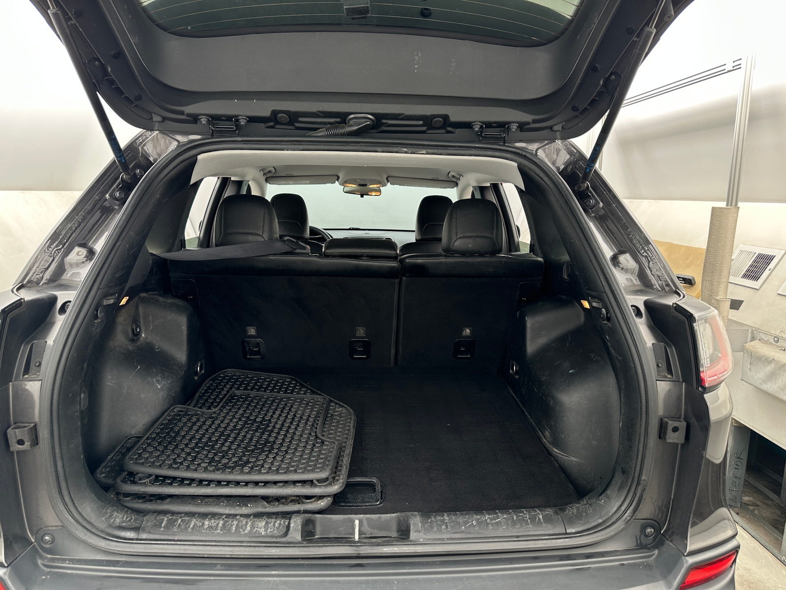 Thumbnail: 2019 Jeep Cherokee - 7