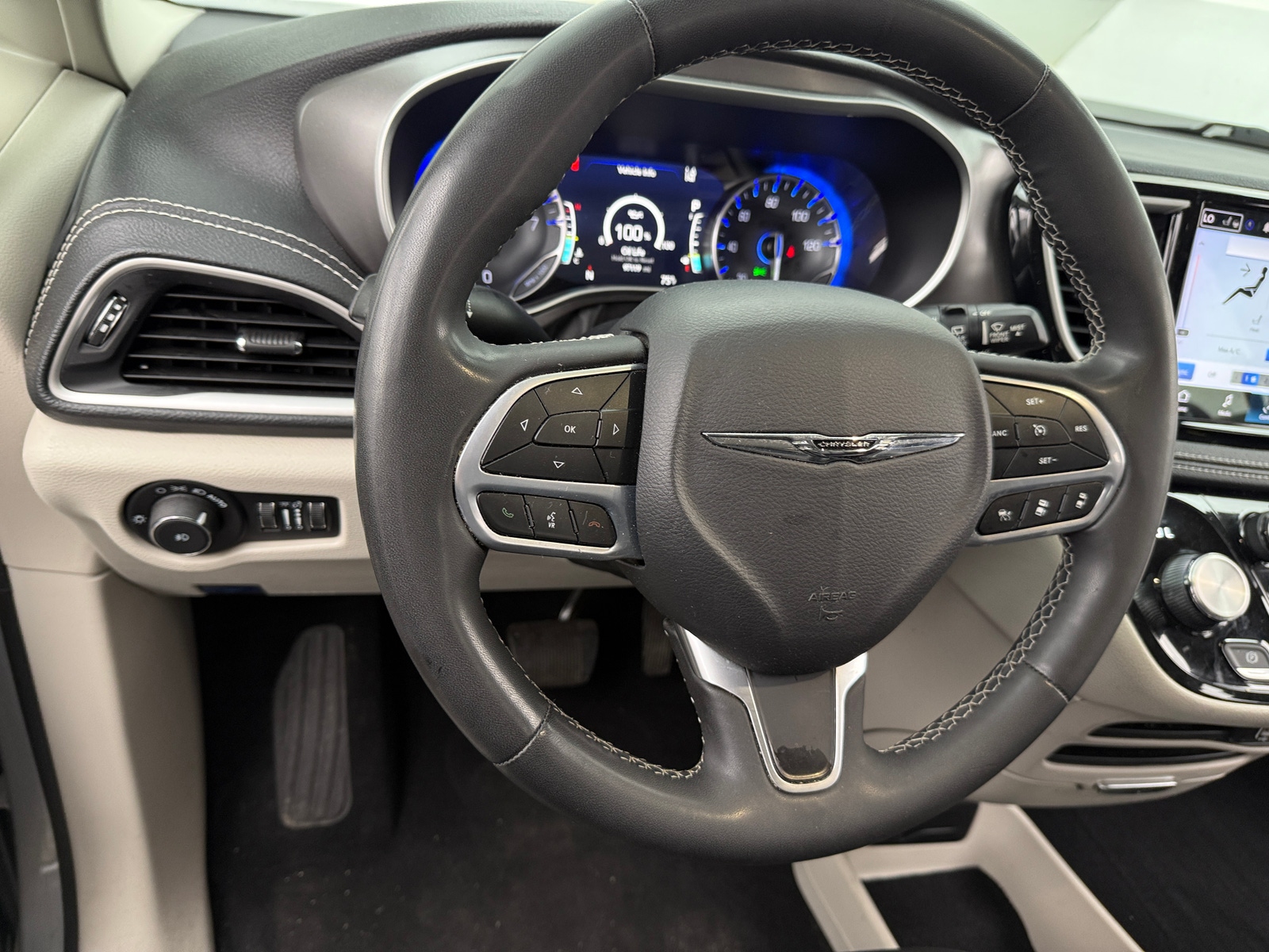 Thumbnail: 2023 Chrysler Pacifica - 4
