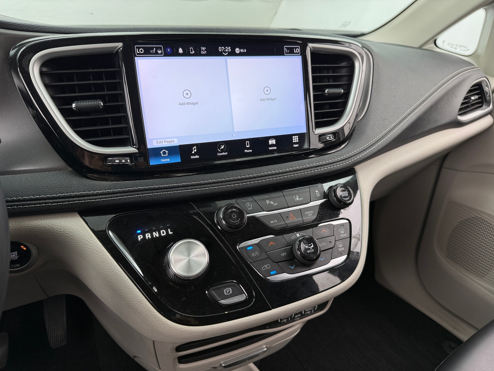Thumbnail: 2023 Chrysler Pacifica - 3