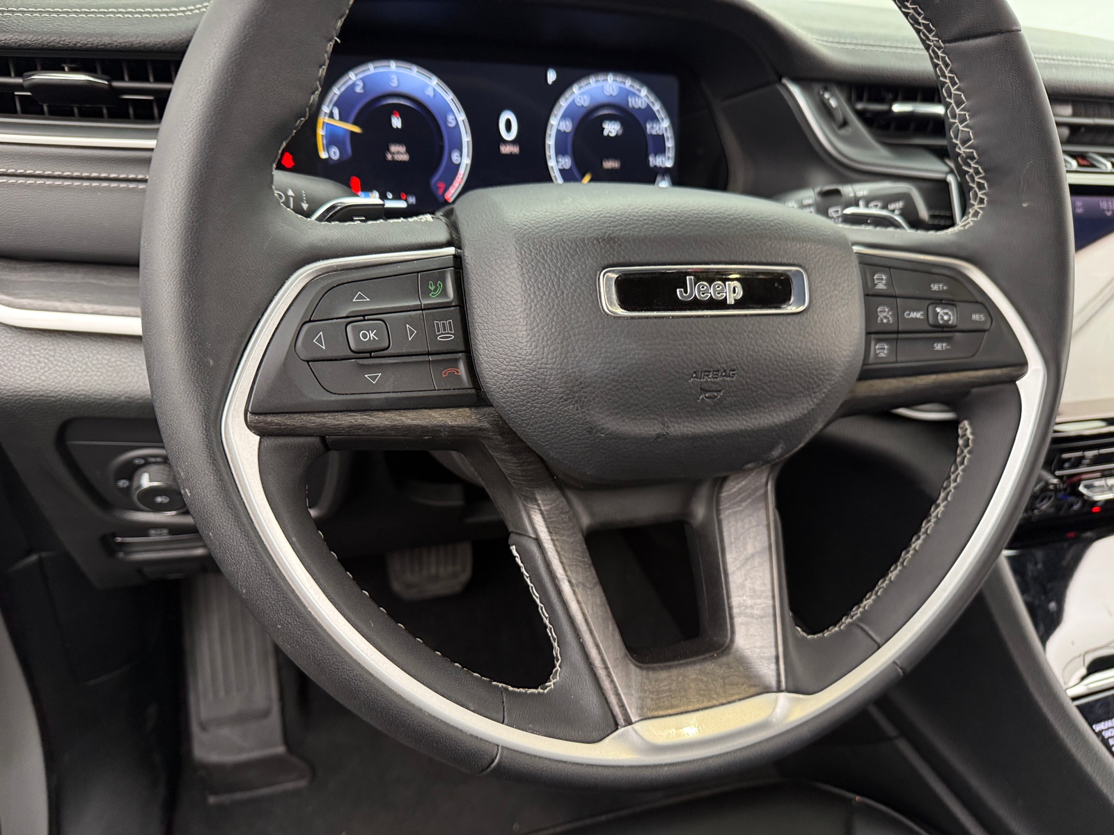 Thumbnail: 2024 Jeep Grand Cherokee L - 4
