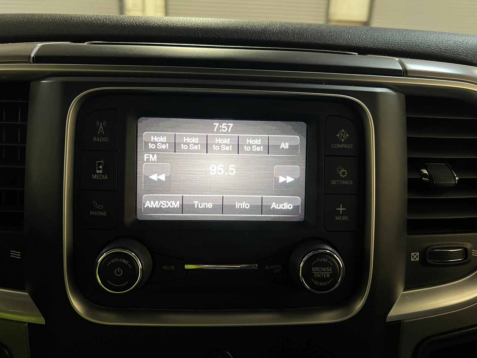 Thumbnail: 2021 RAM 1500 Classic - 4
