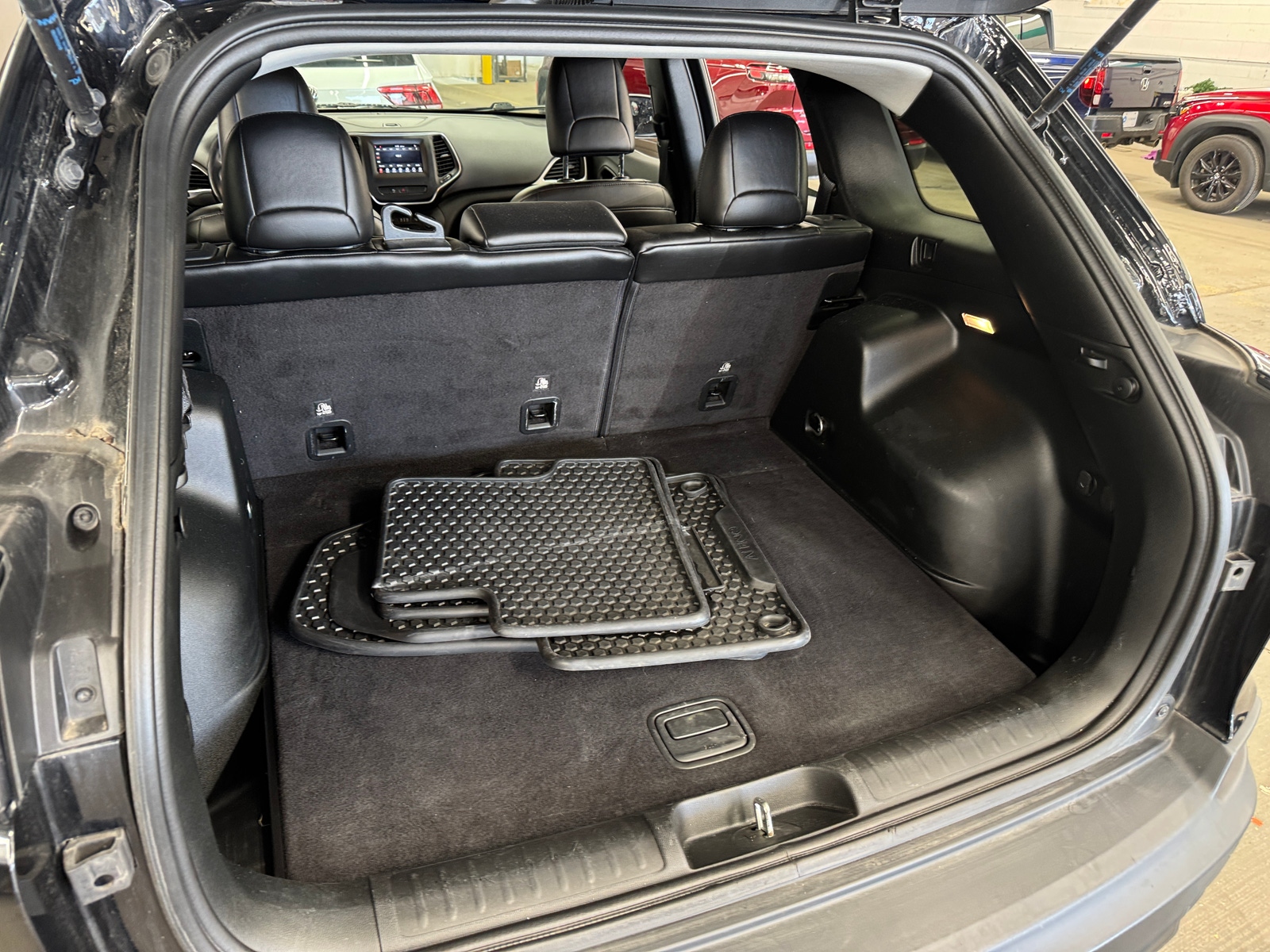 Thumbnail: 2019 Jeep Cherokee - 7