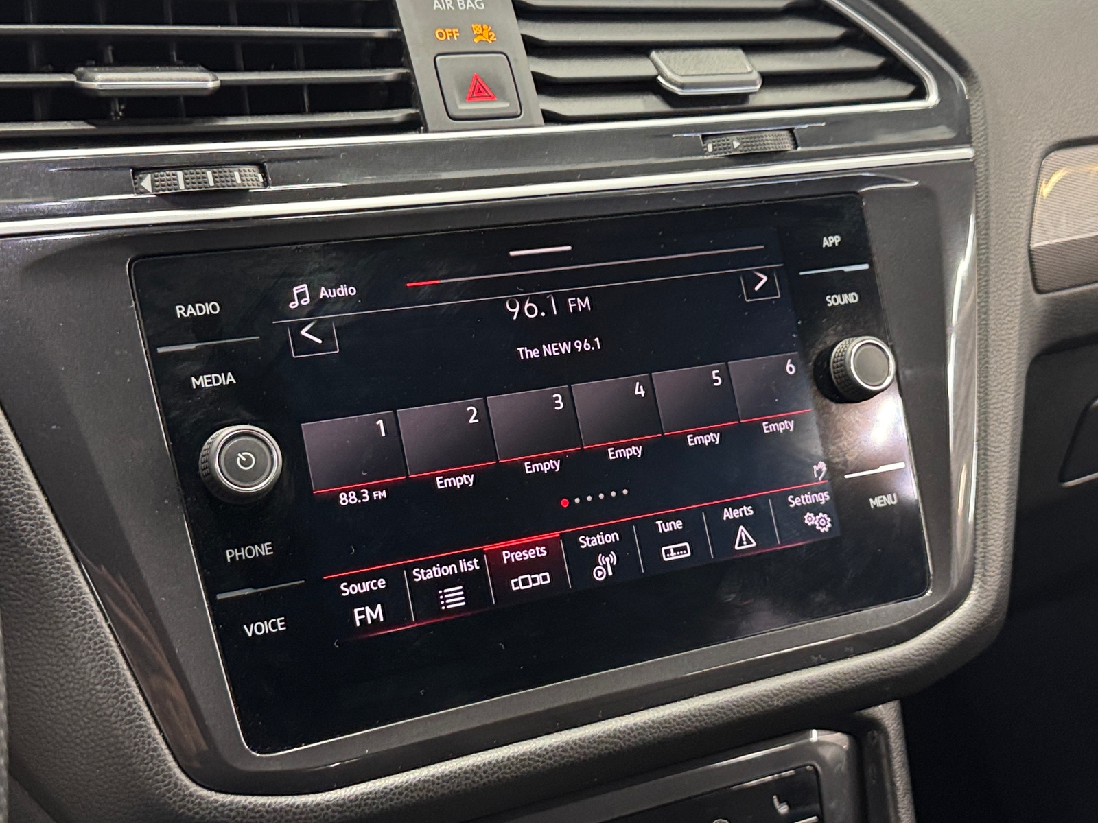 Thumbnail: 2024 Volkswagen Tiguan - 3