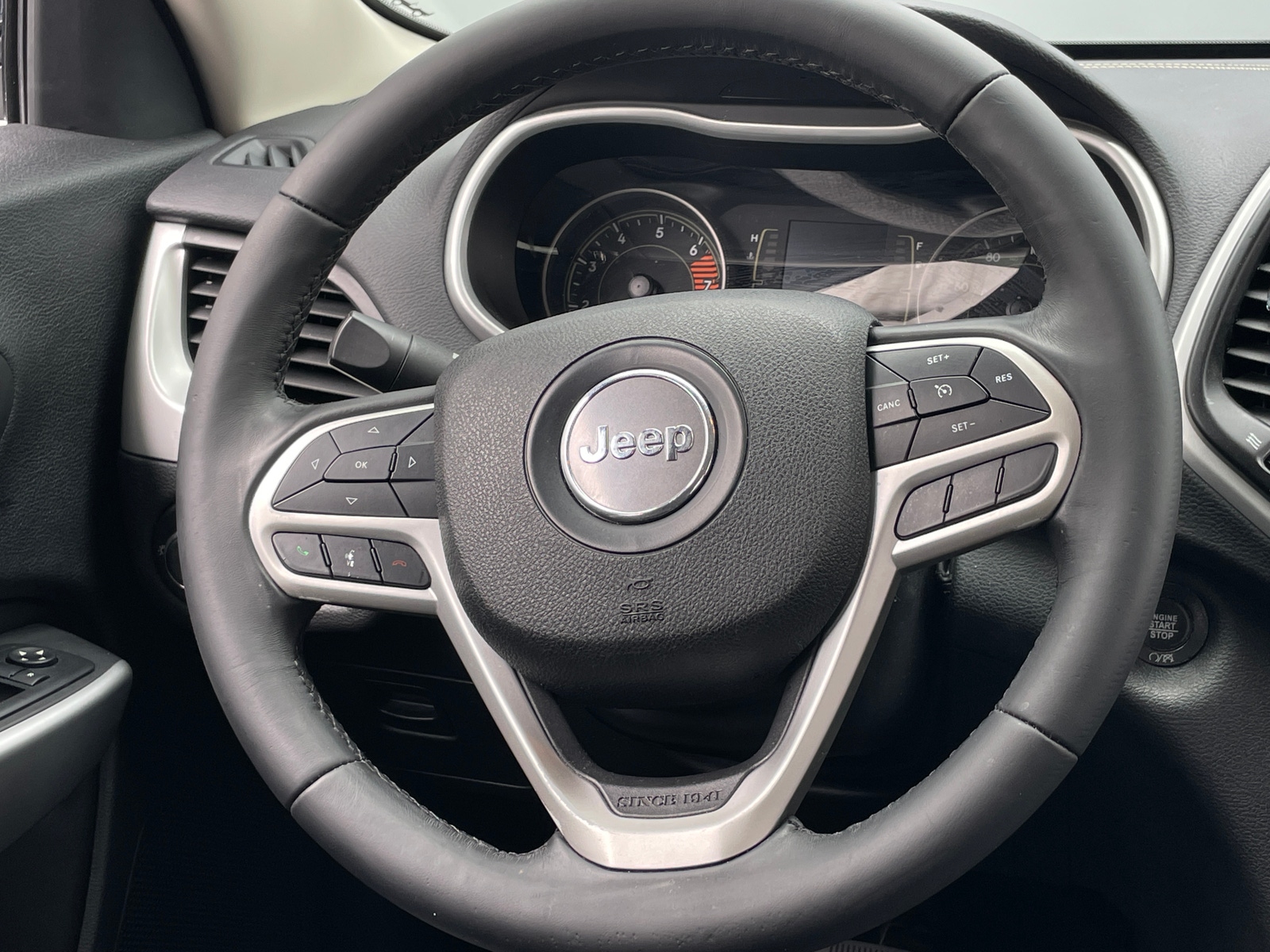 Thumbnail: 2018 Jeep Cherokee - 5