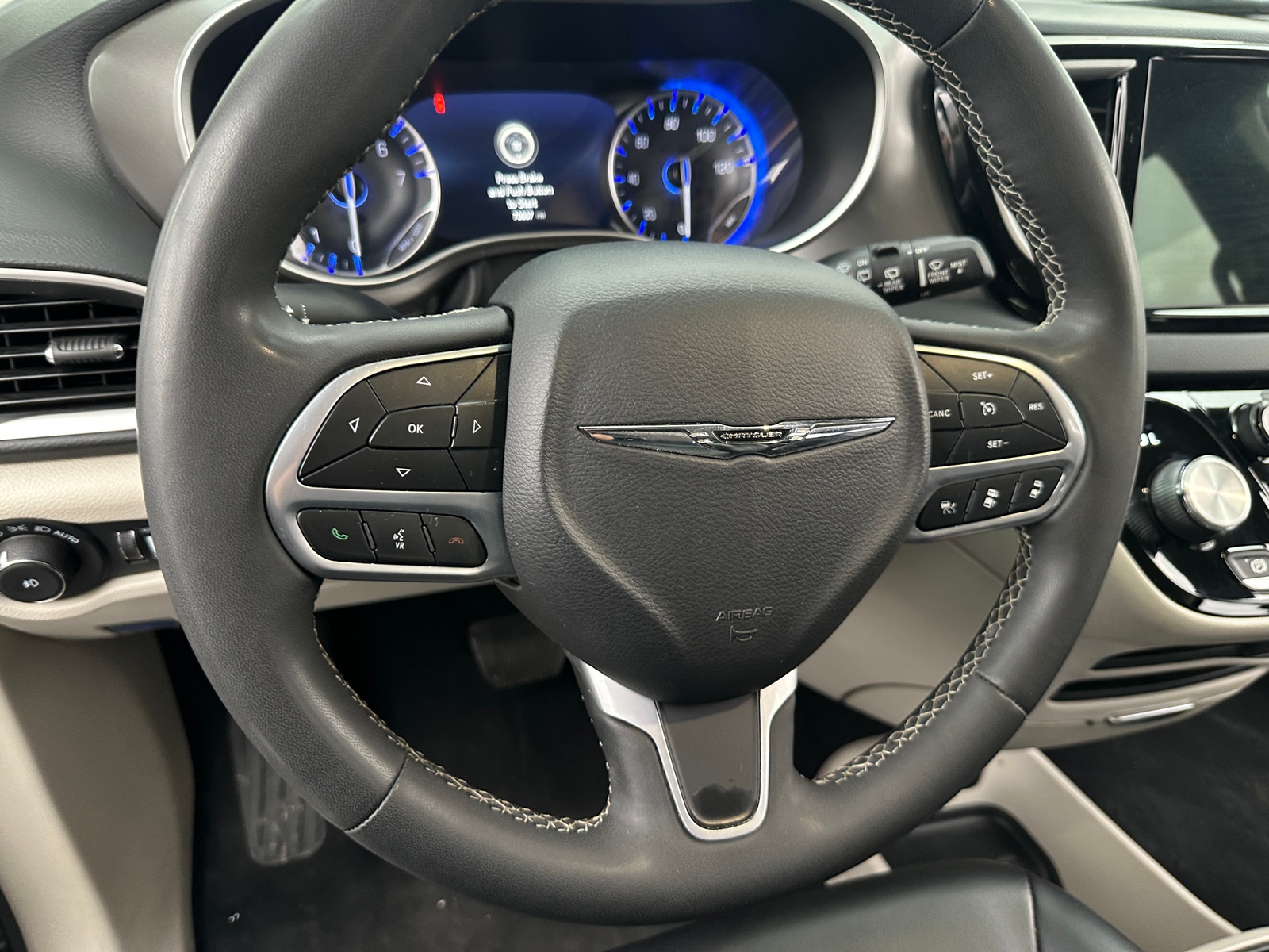 Thumbnail: 2023 Chrysler Pacifica - 4