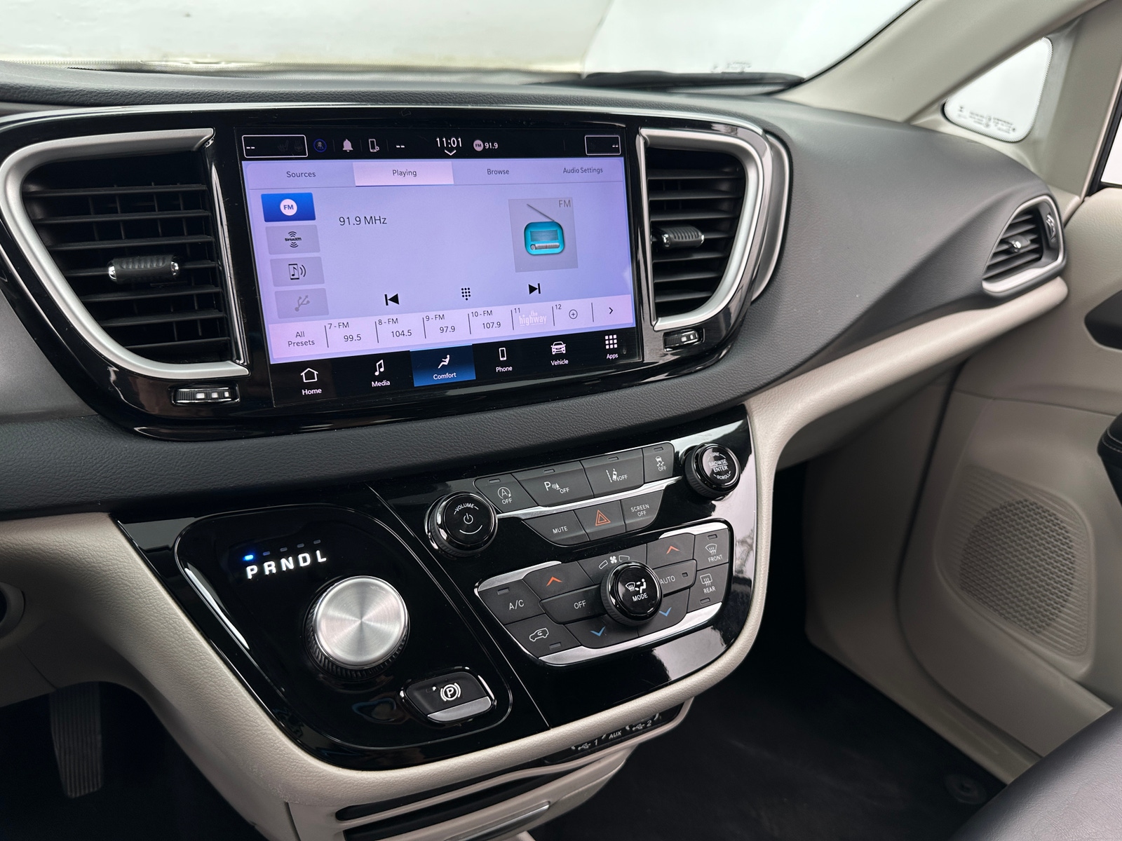 Thumbnail: 2023 Chrysler Pacifica - 3
