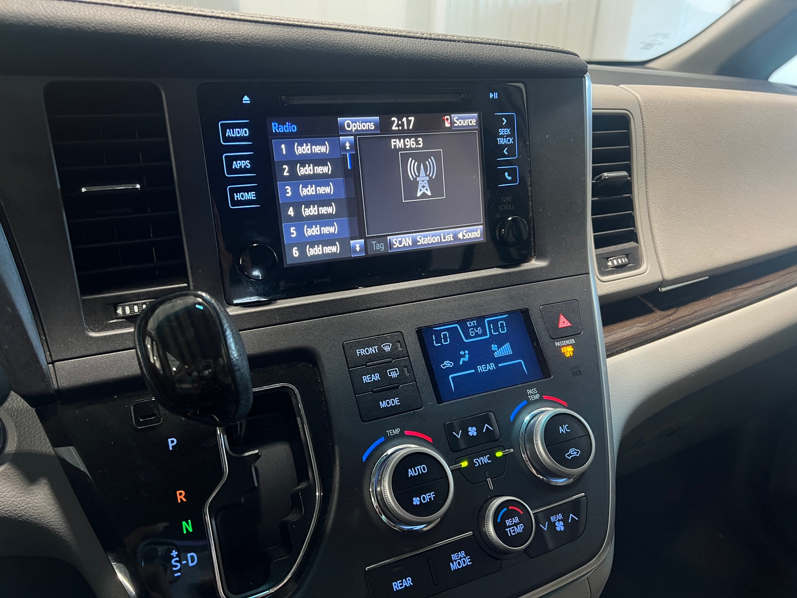 Thumbnail: 2017 Toyota Sienna - 3