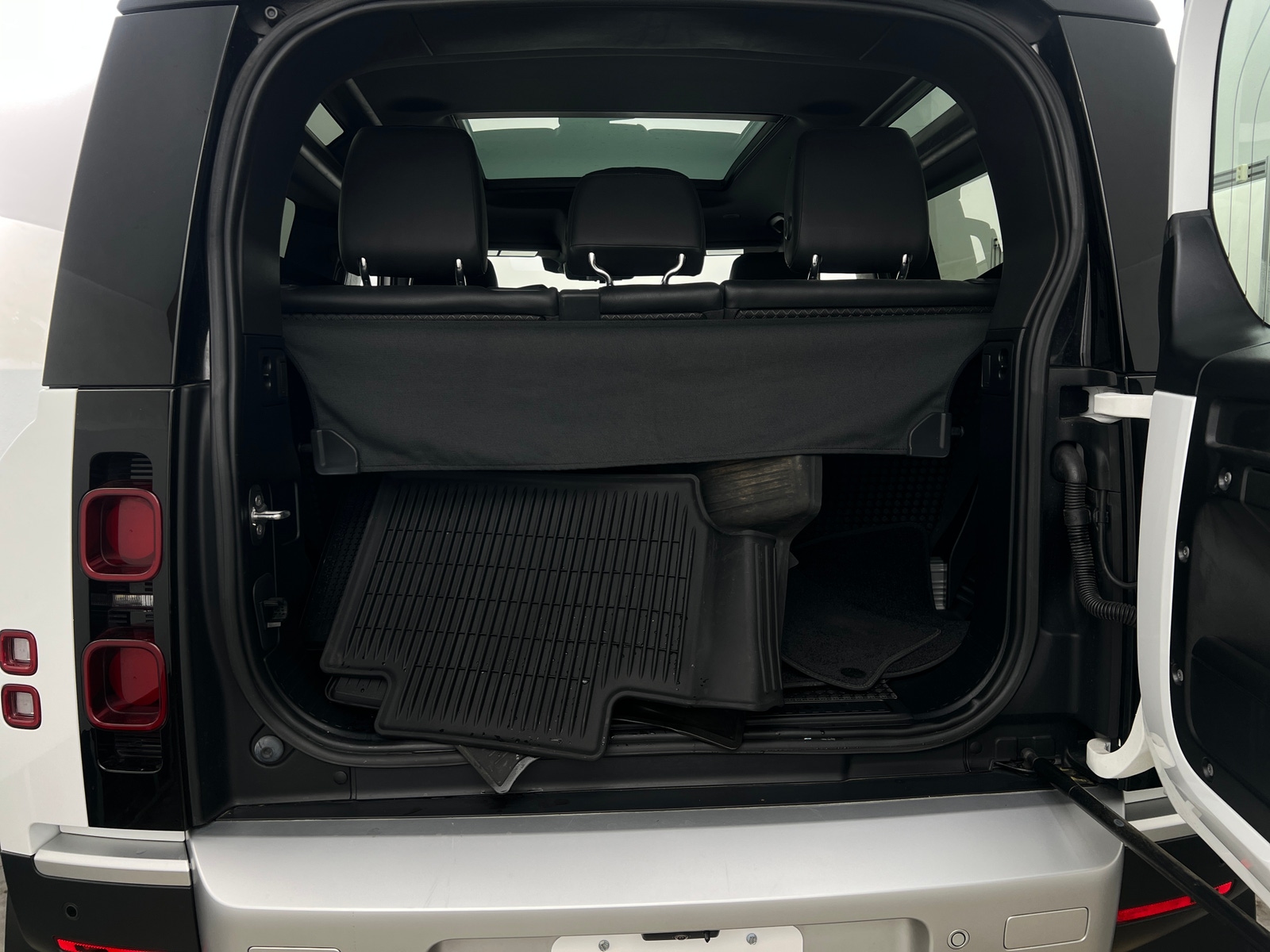 Thumbnail: 2021 Land Rover Defender - 4