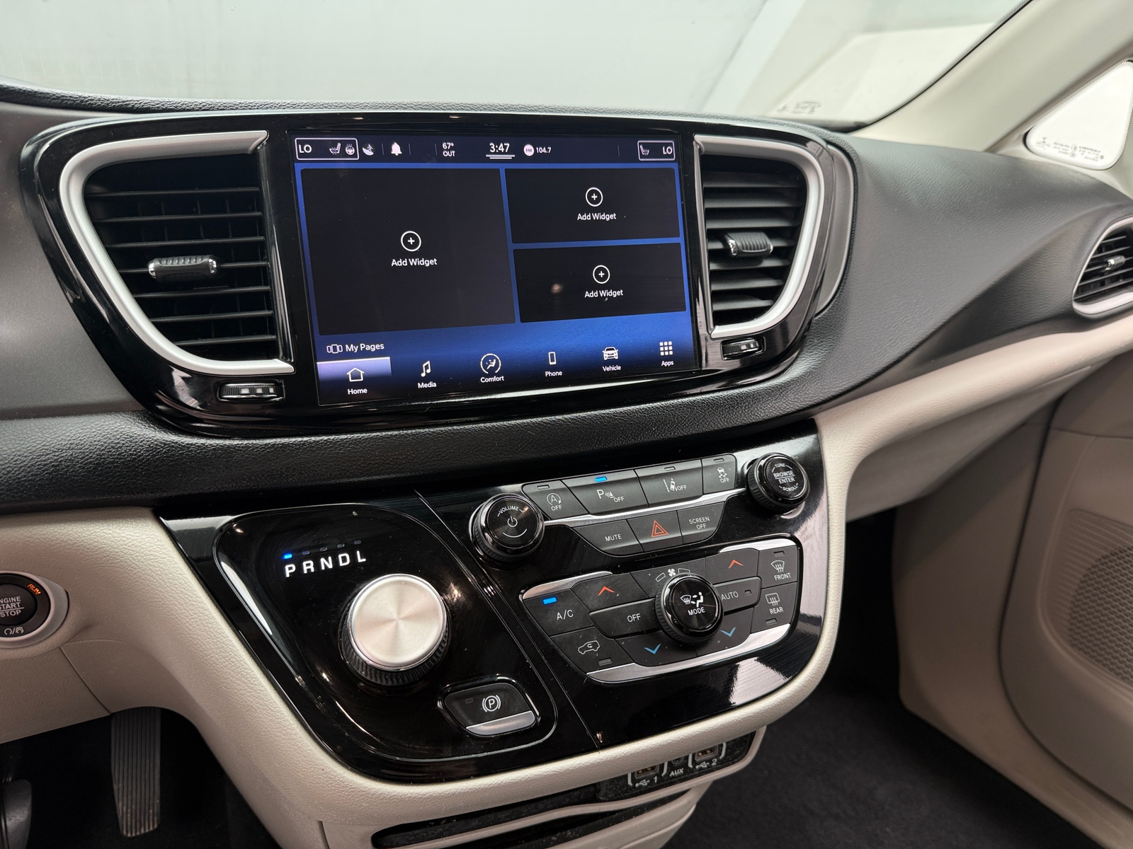 Thumbnail: 2021 Chrysler Pacifica - 3