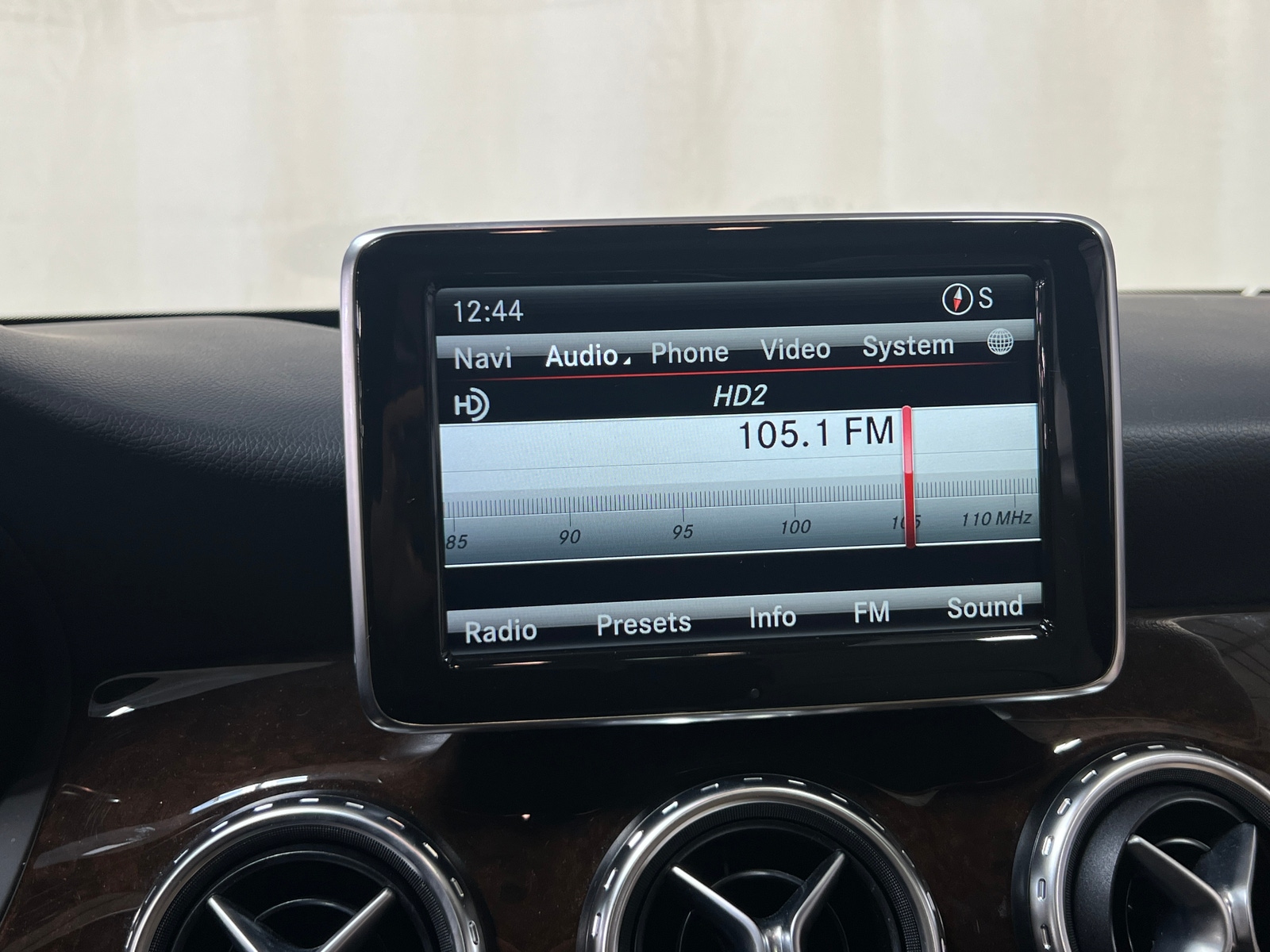 Thumbnail: 2015 Mercedes-Benz GLA - 3