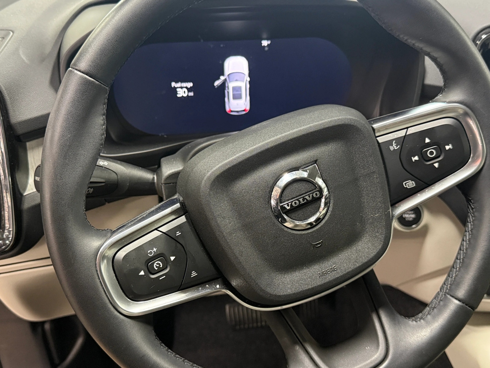 Thumbnail: 2025 Volvo XC40 - 4