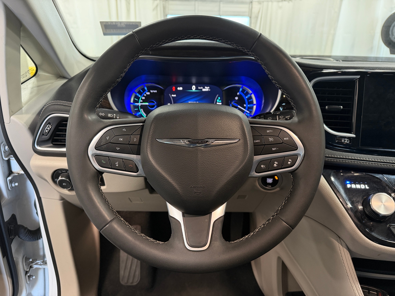 Thumbnail: 2023 Chrysler Pacifica - 4