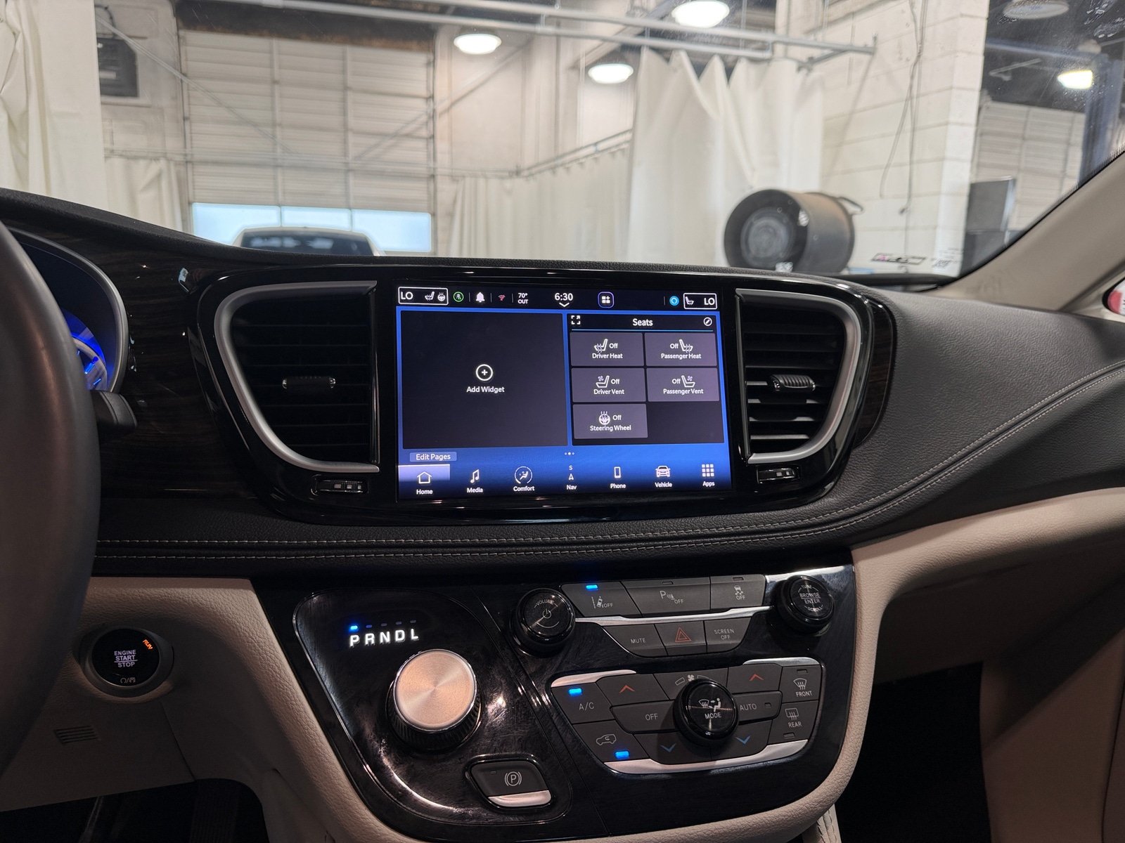 Thumbnail: 2023 Chrysler Pacifica - 3