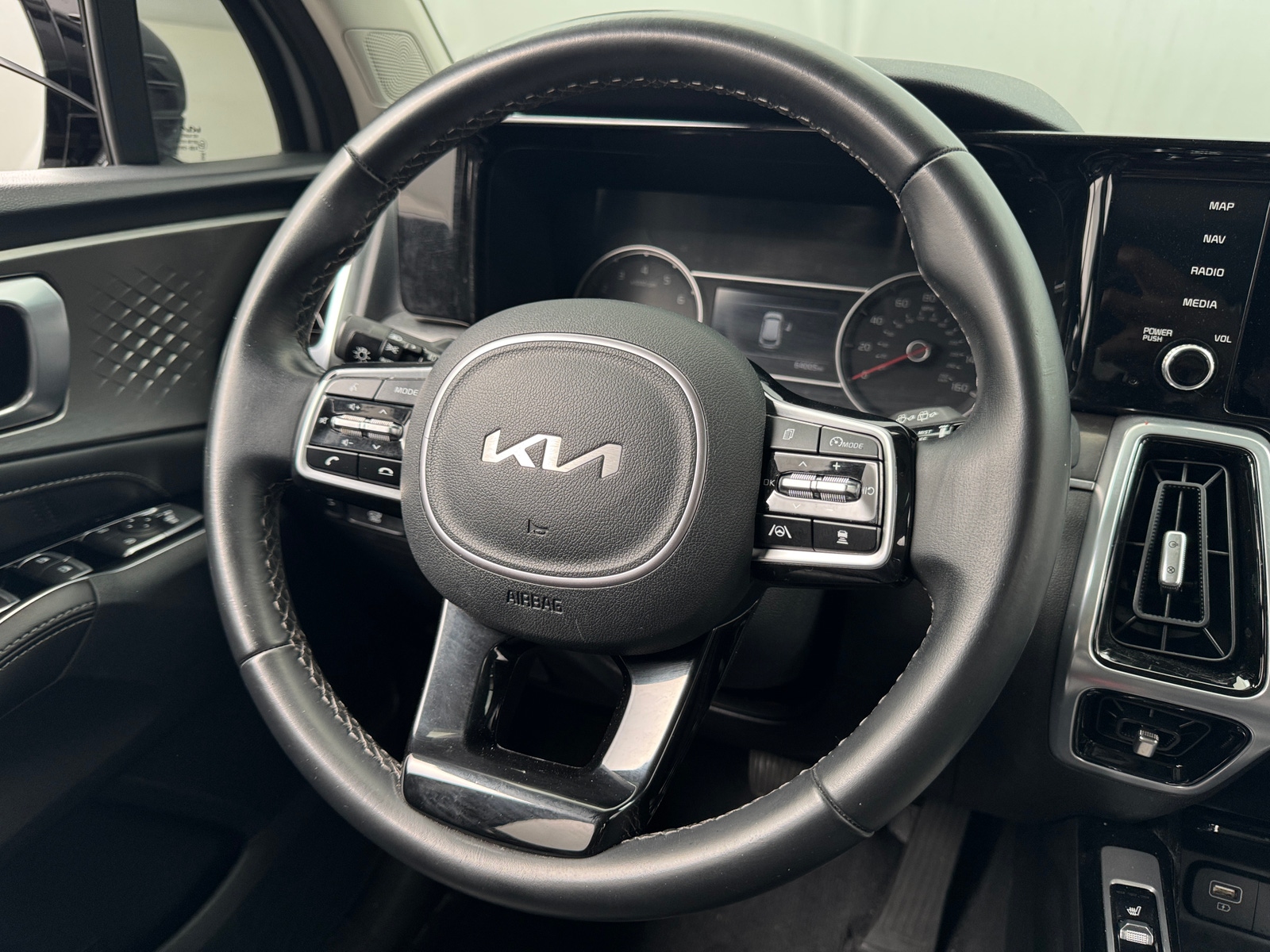 Thumbnail: 2022 Kia Sorento - 4