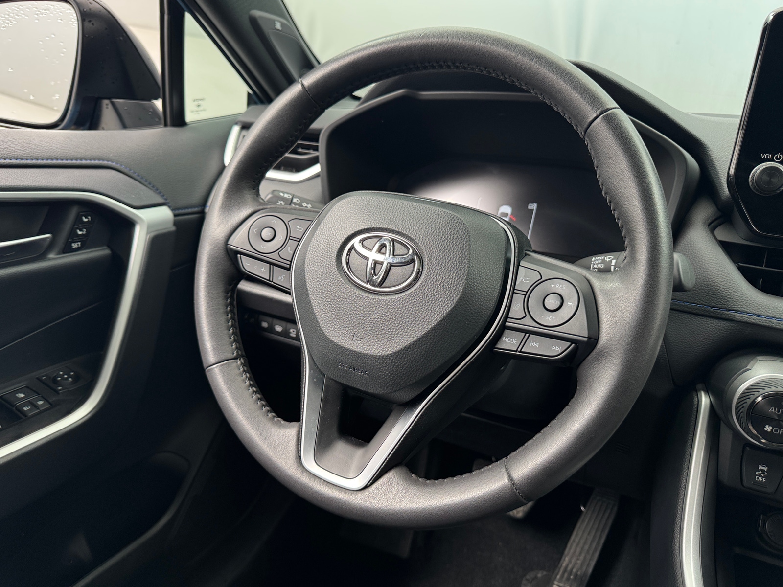 Thumbnail: 2025 Toyota RAV4 - 5