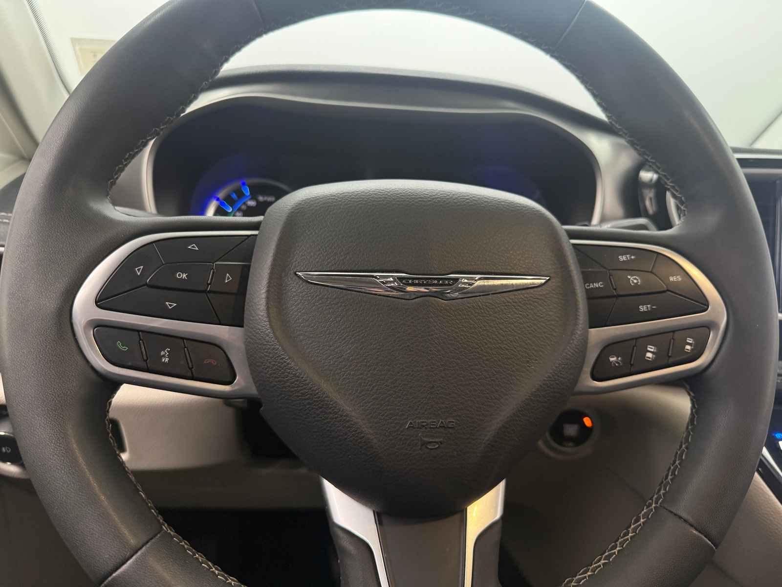 Thumbnail: 2023 Chrysler Pacifica - 4