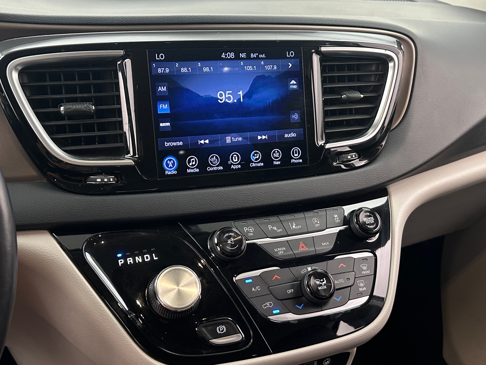 Thumbnail: 2017 Chrysler Pacifica - 3