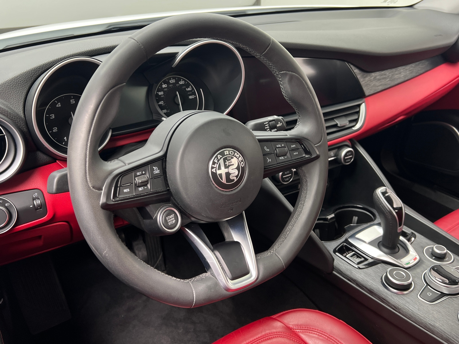 Thumbnail: 2020 Alfa Romeo Giulia - 4