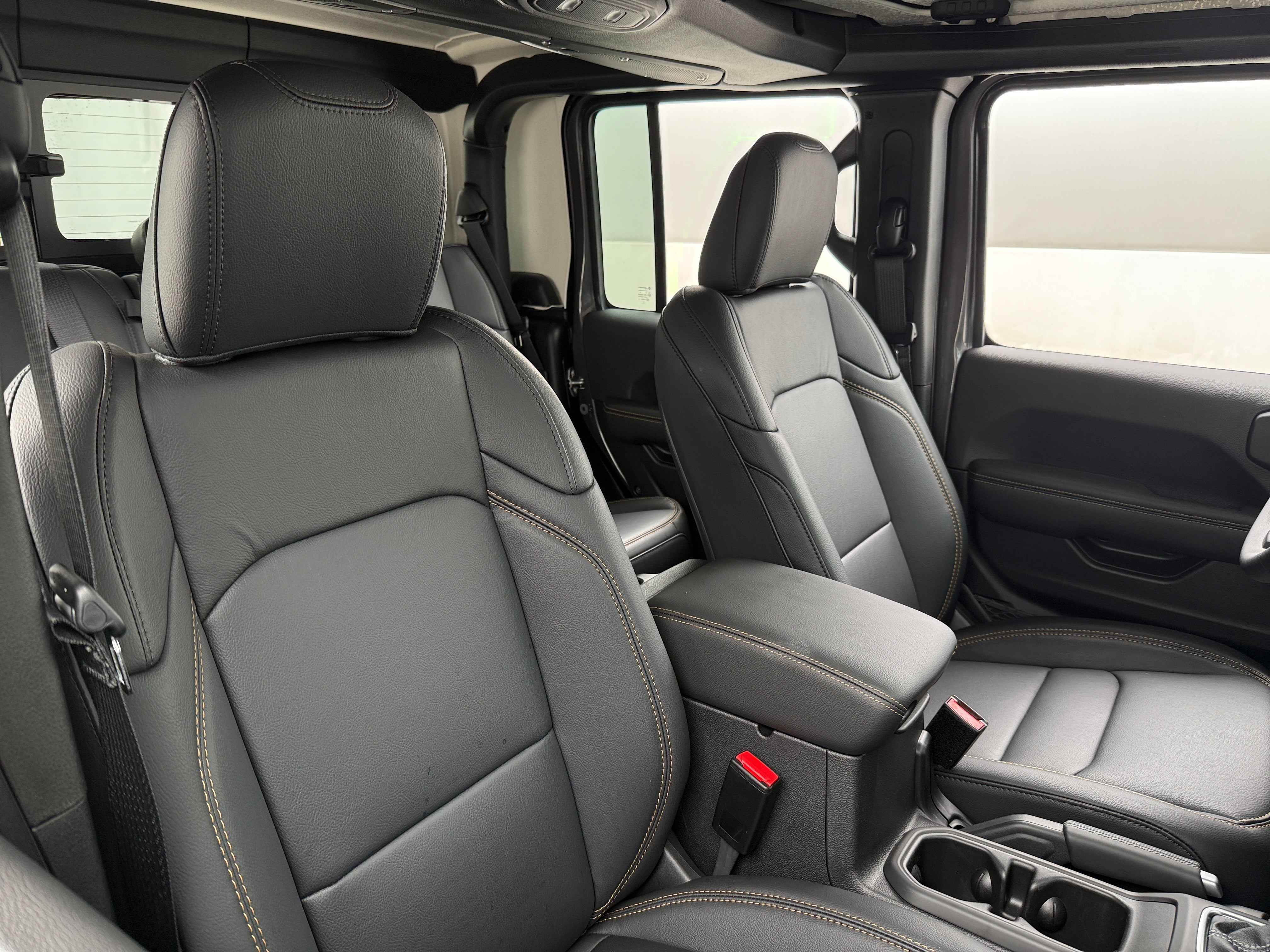 2026 Jeep Gladiator Sahara Auto's photo