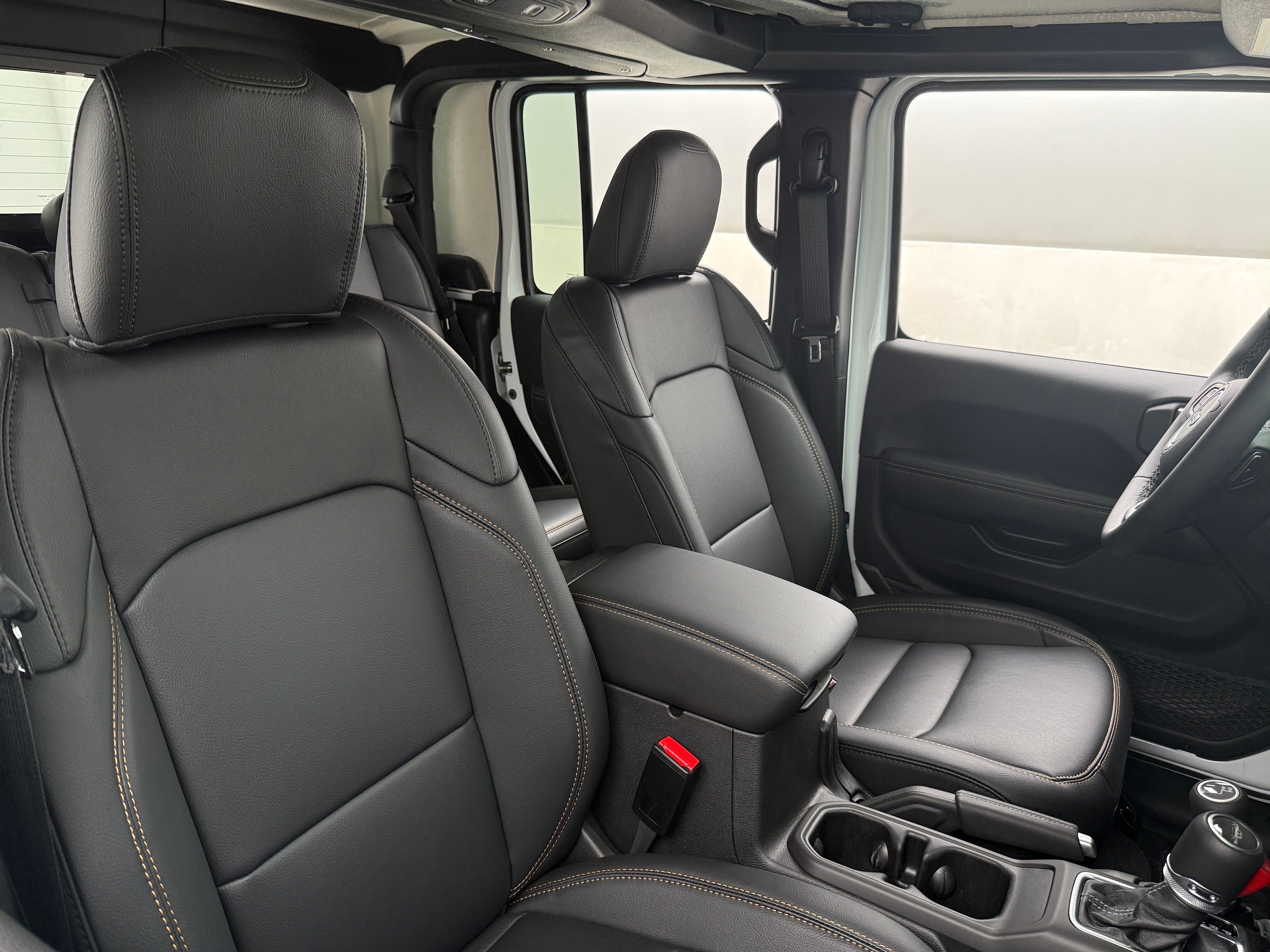 2026 Jeep Gladiator Sahara Auto's photo
