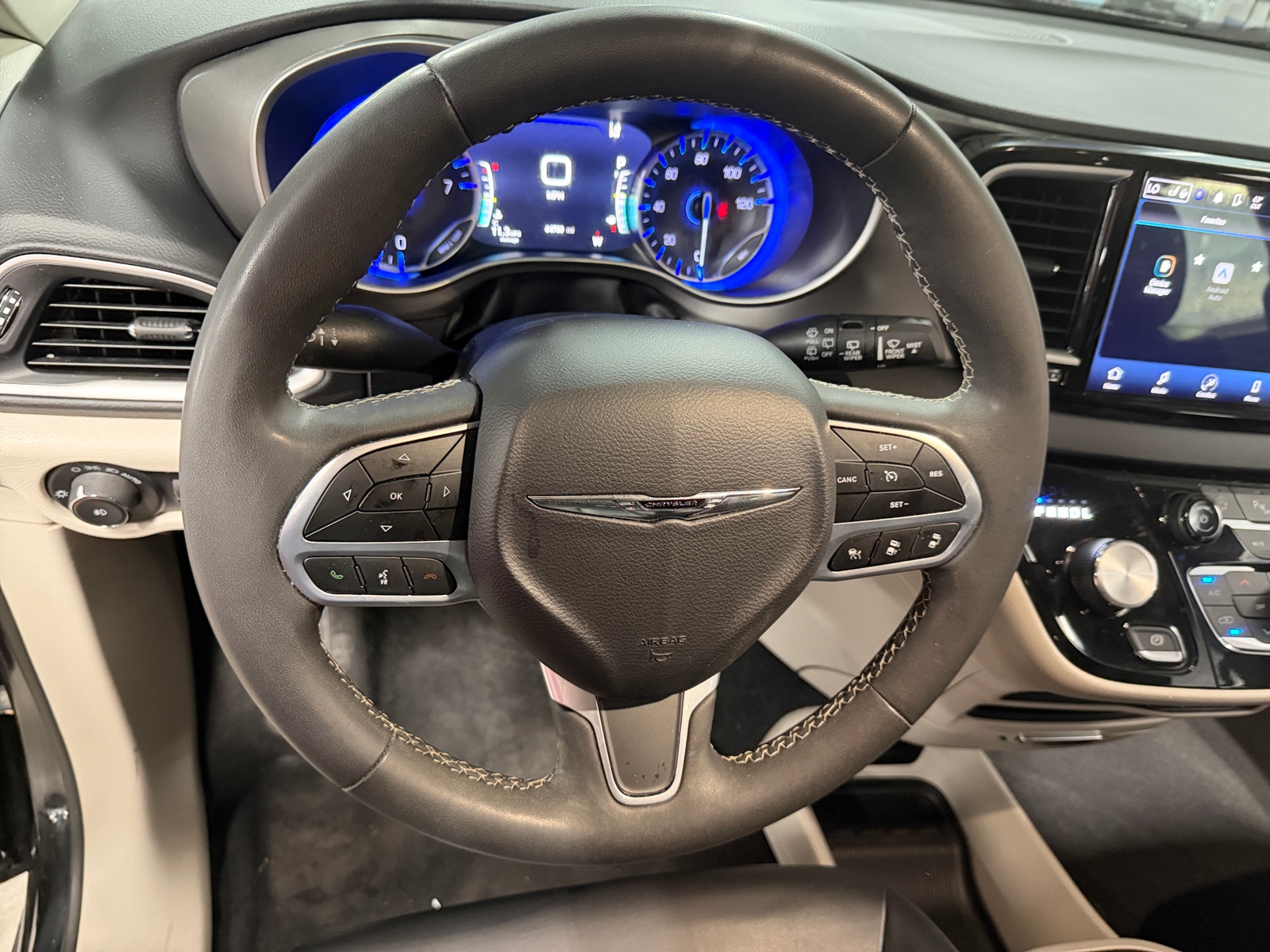 Thumbnail: 2023 Chrysler Pacifica - 4