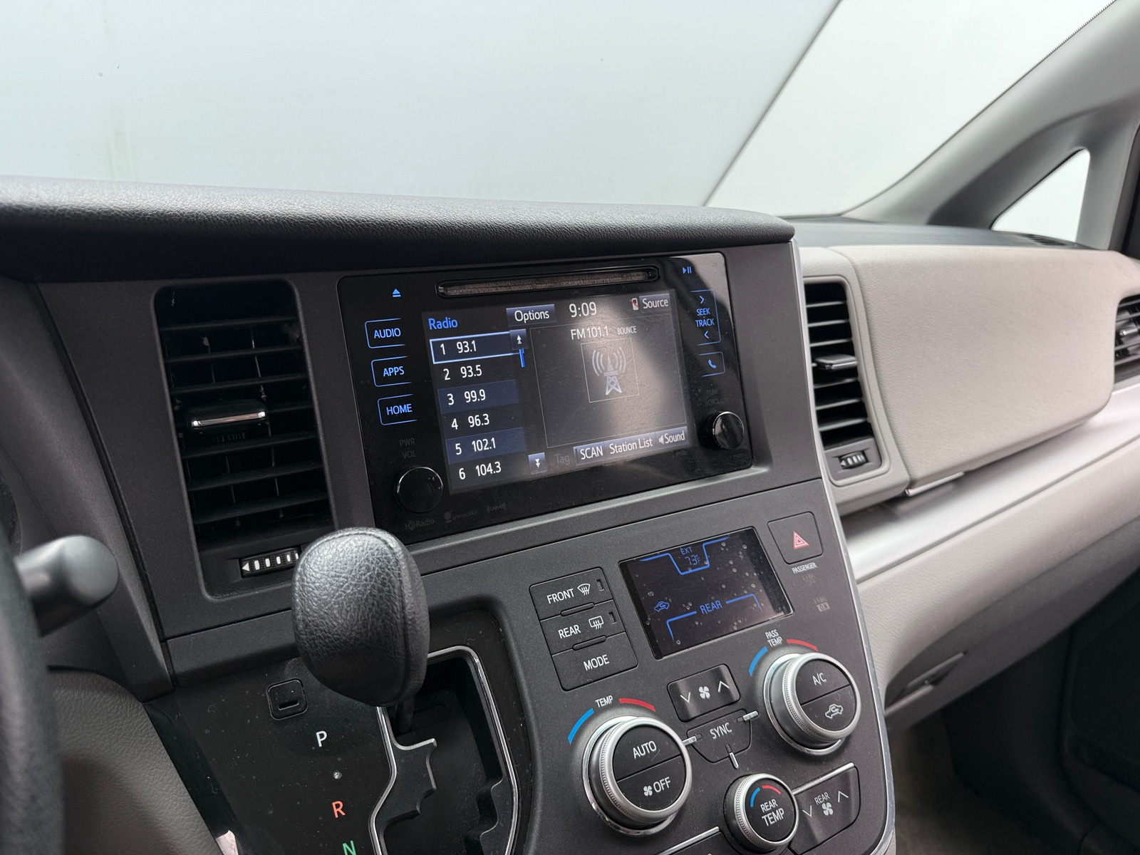 Thumbnail: 2017 Toyota Sienna - 4