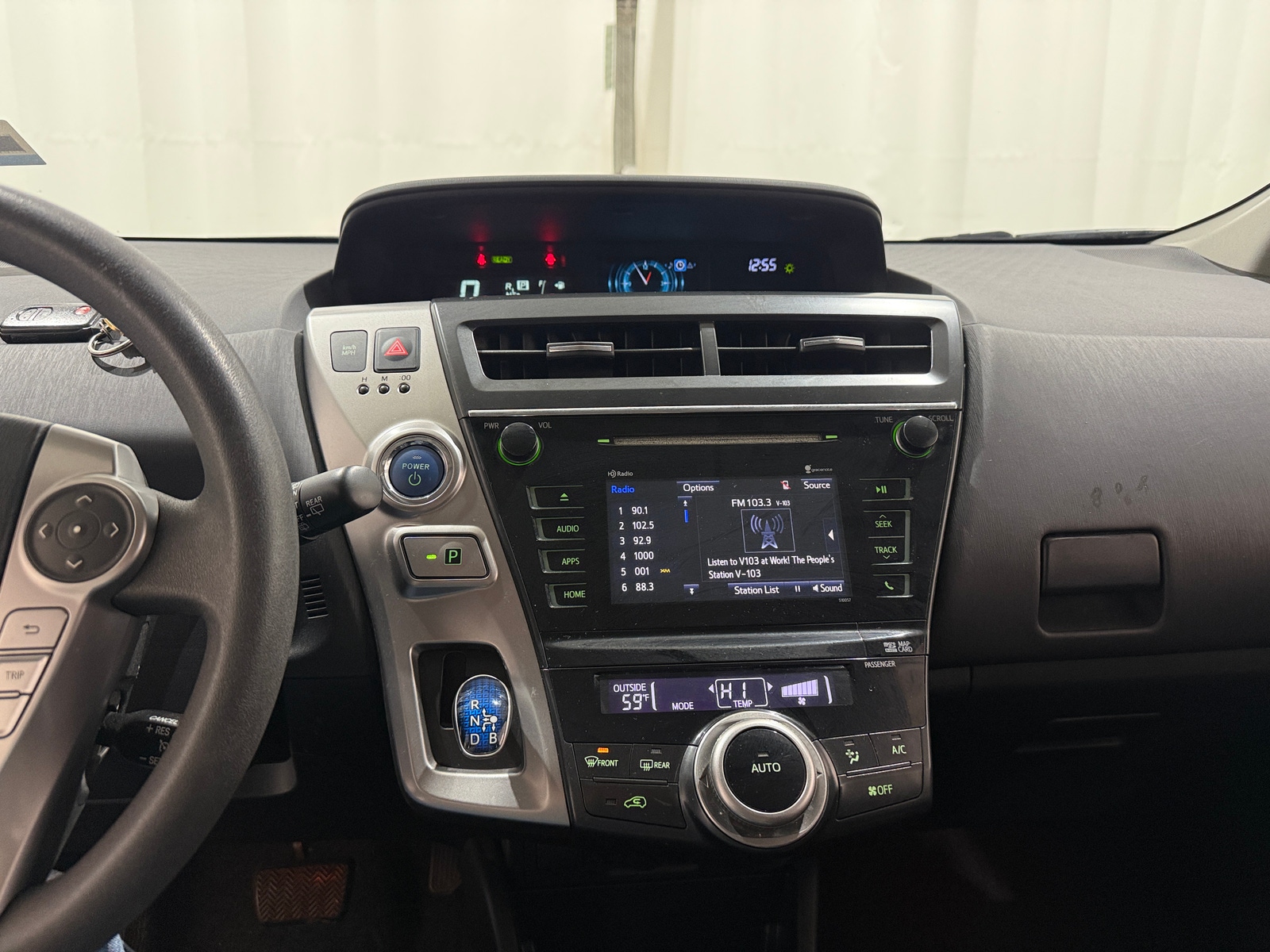 Thumbnail: 2015 Toyota Prius v - 4