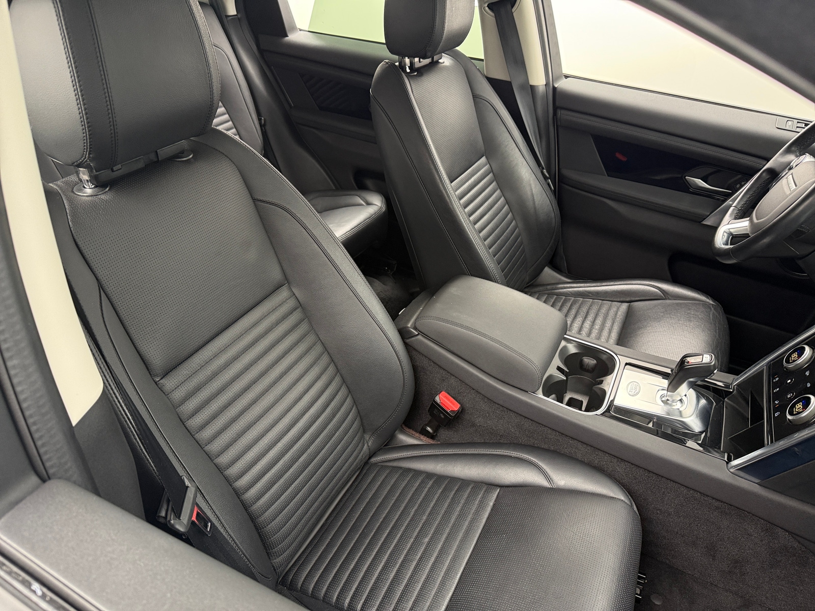 Thumbnail: 2020 Land Rover Discovery Sport - 2