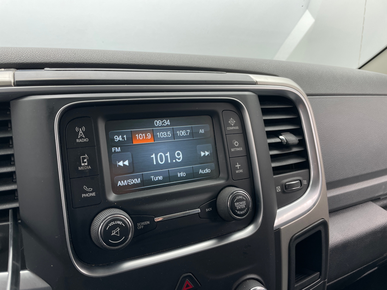 Thumbnail: 2019 RAM 1500 Classic - 4