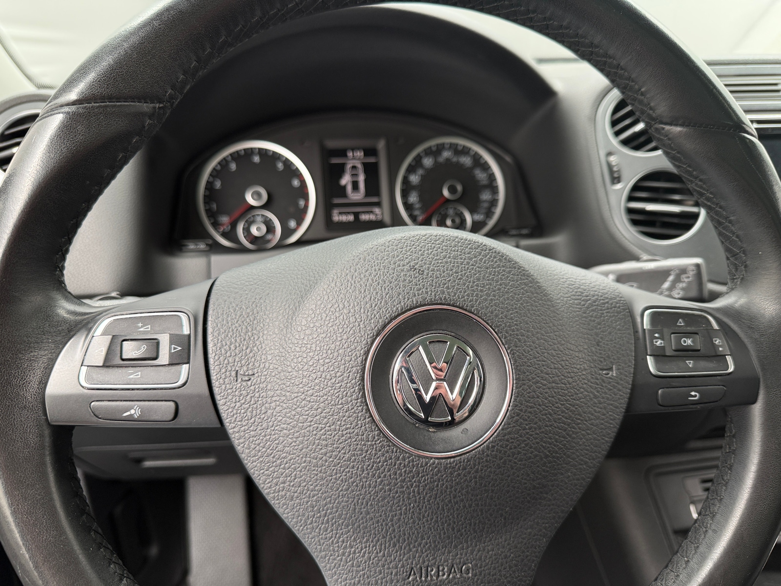 Thumbnail: 2017 Volkswagen Tiguan - 4