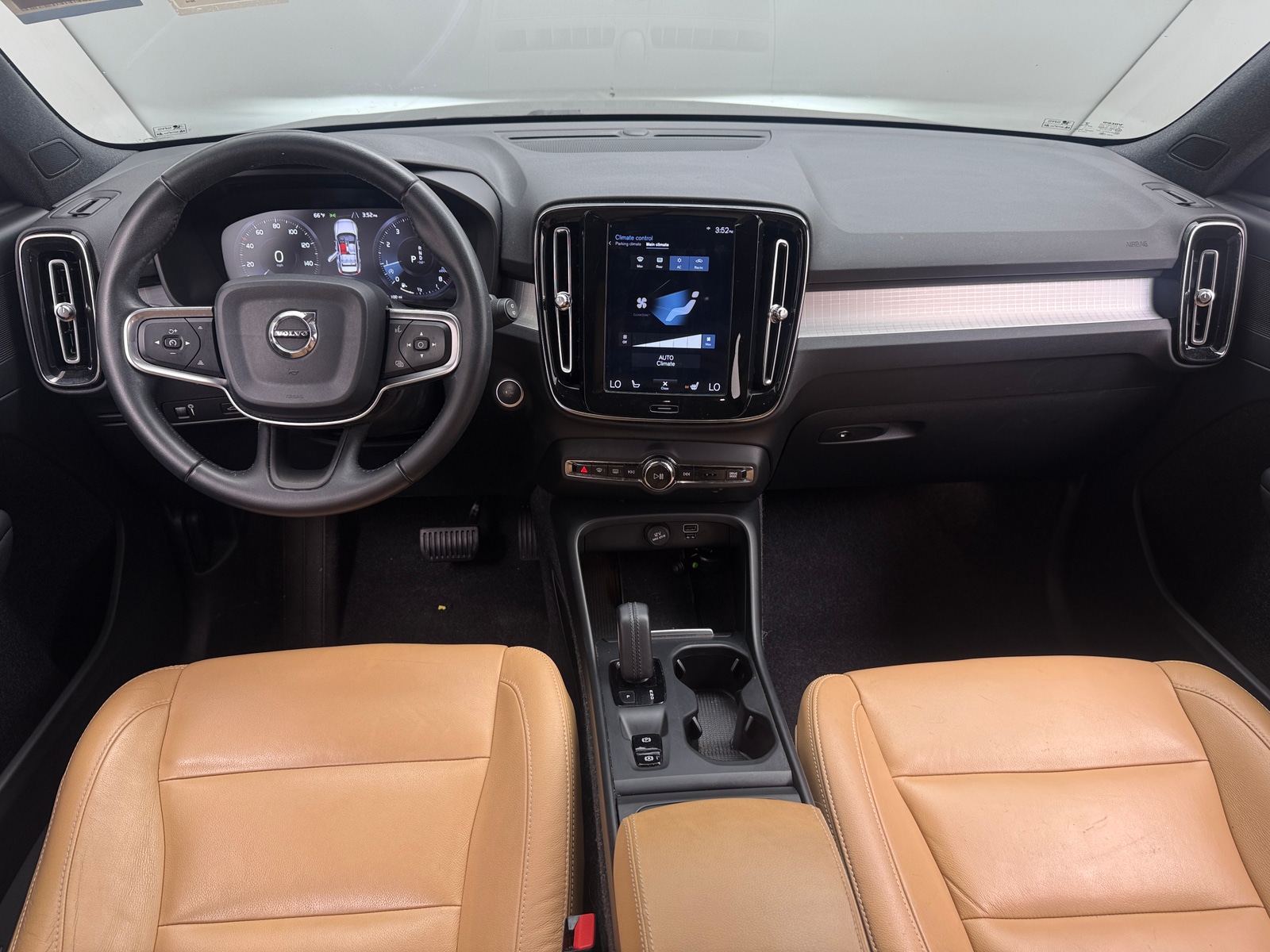 Thumbnail: 2019 Volvo XC40 - 2