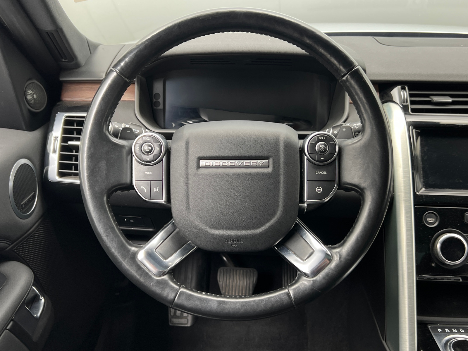Thumbnail: 2018 Land Rover Discovery - 4