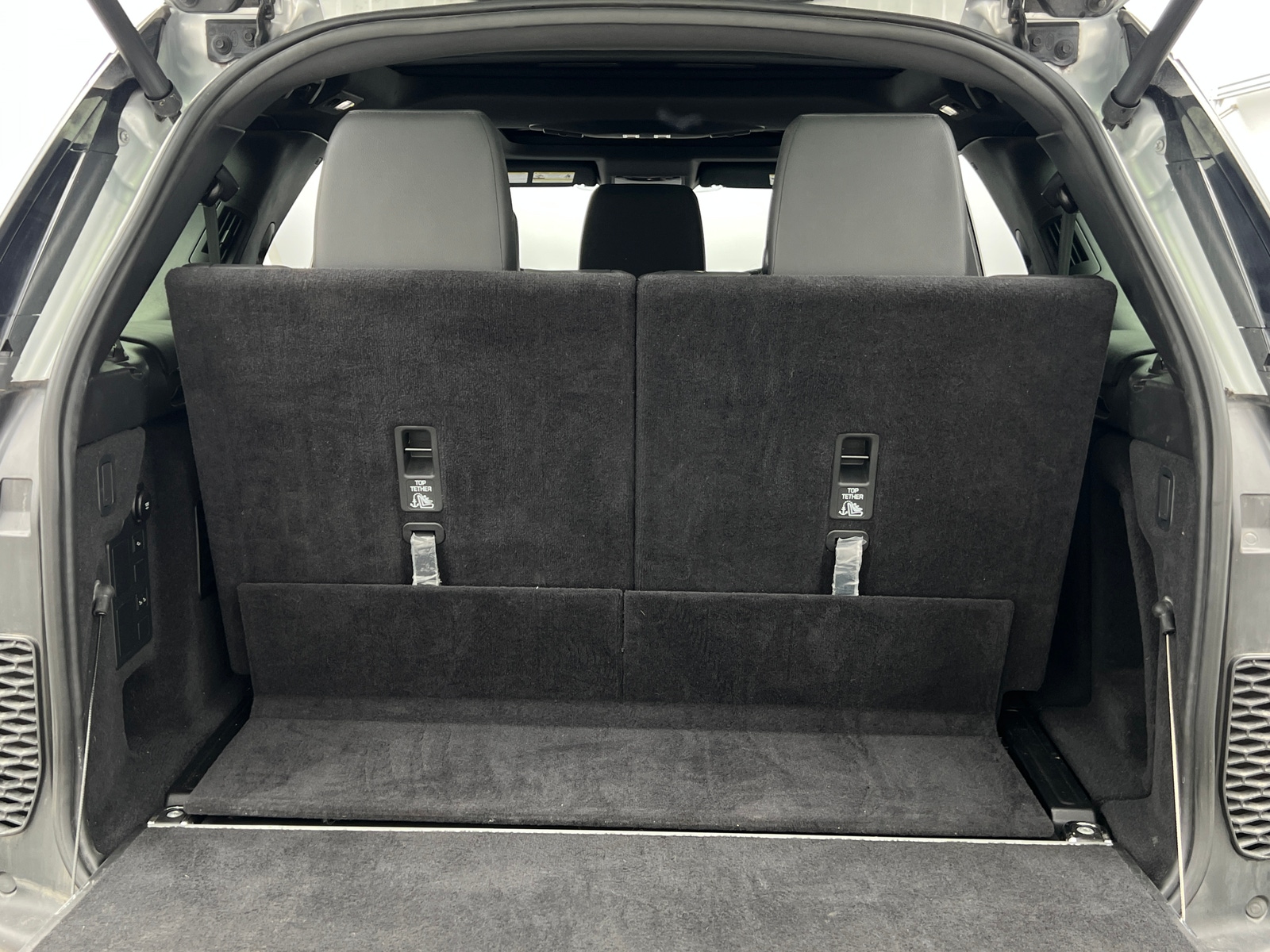 Thumbnail: 2018 Land Rover Discovery - 6