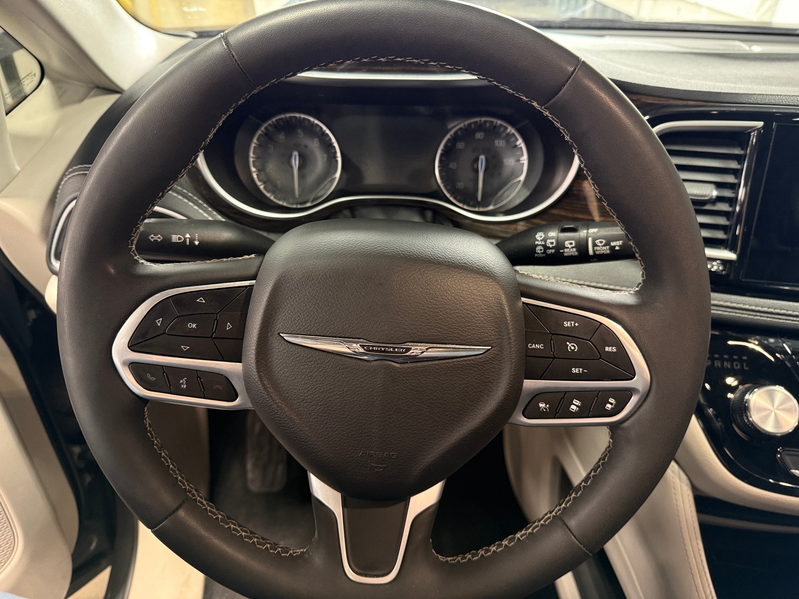 Thumbnail: 2023 Chrysler Pacifica - 4