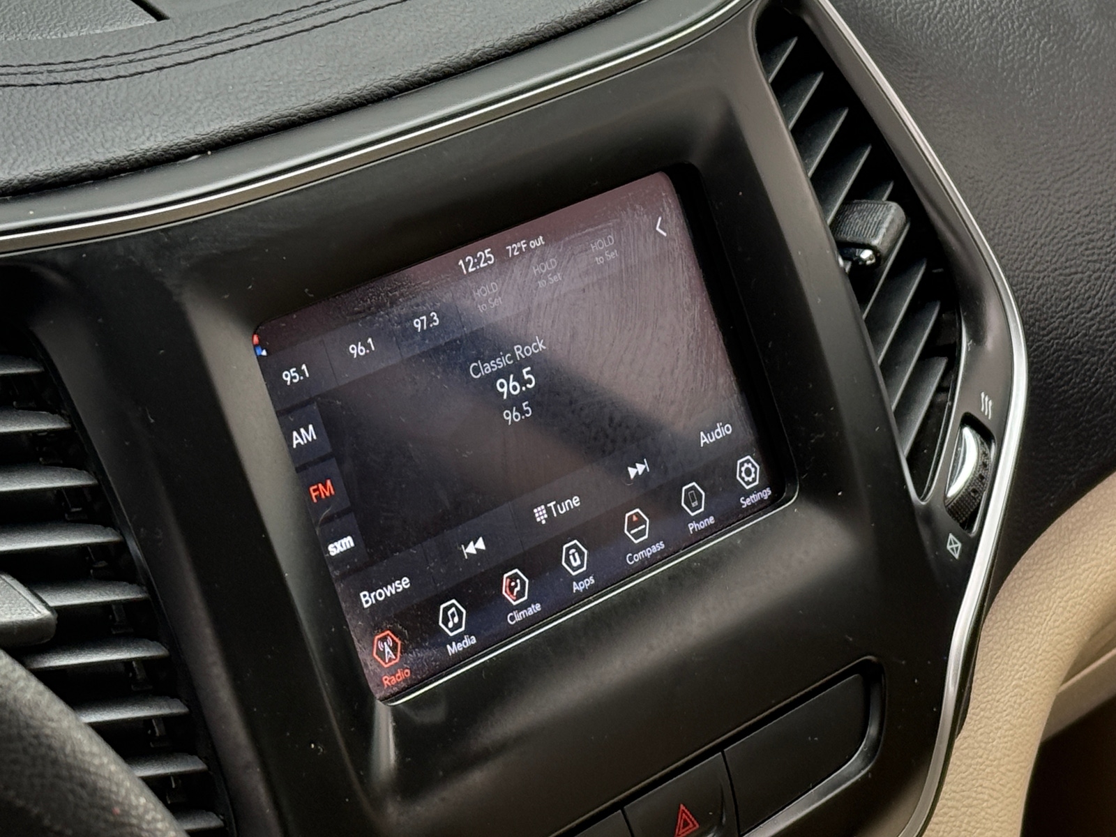 Thumbnail: 2019 Jeep Cherokee - 4