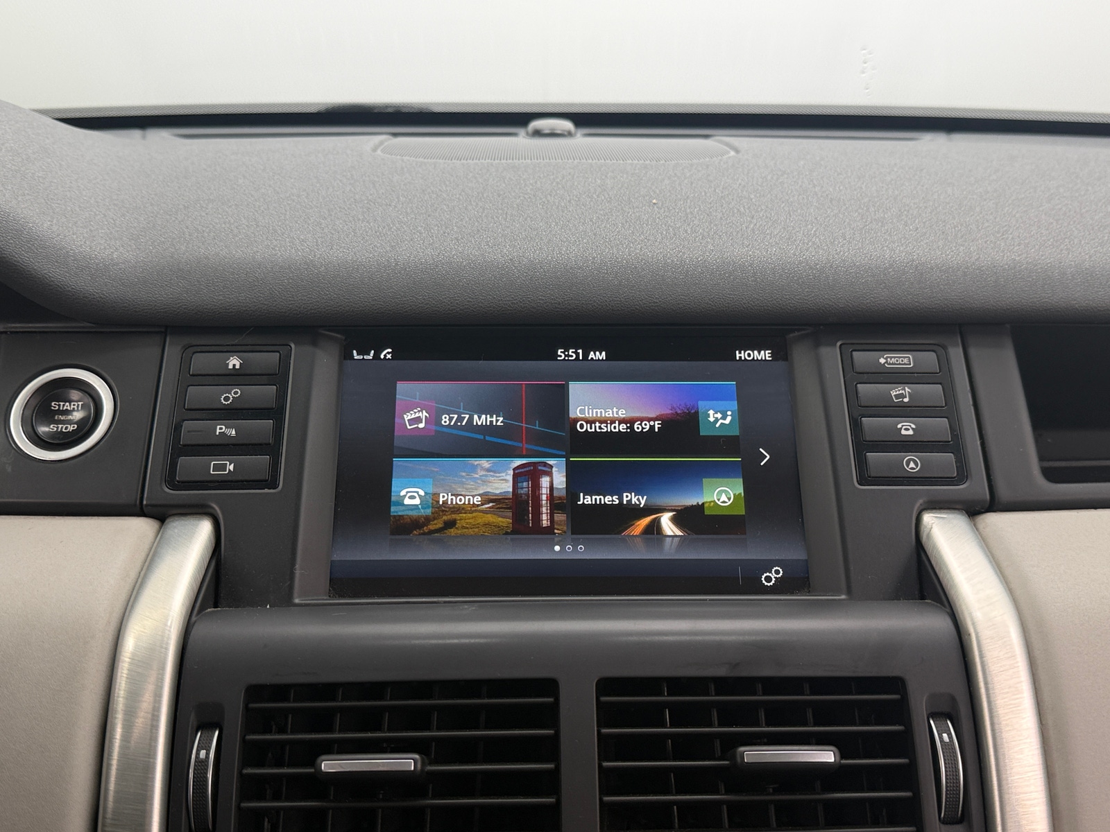 Thumbnail: 2016 Land Rover Discovery Sport - 3